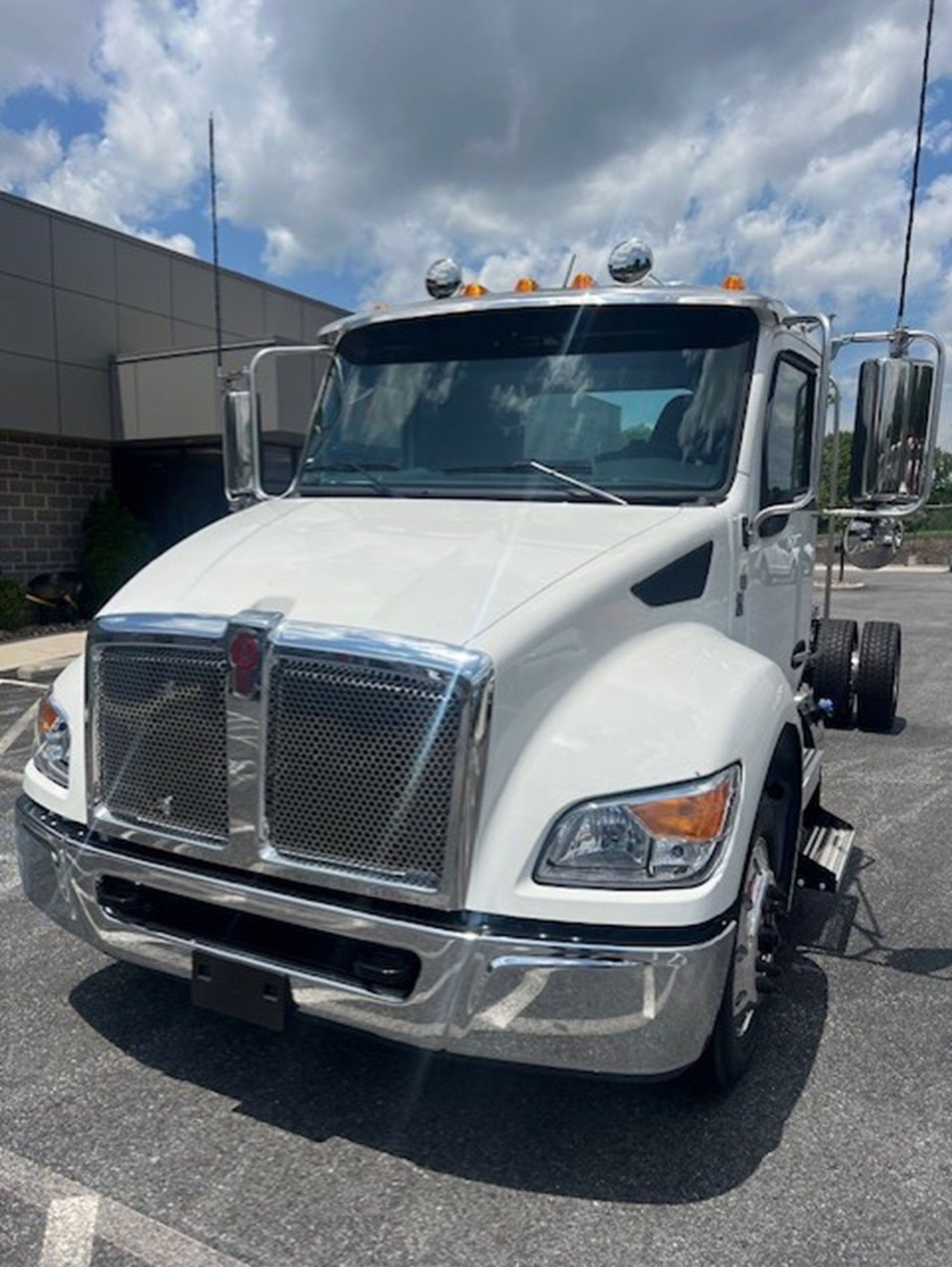2025 Kenworth T380 - image 2 of 6
