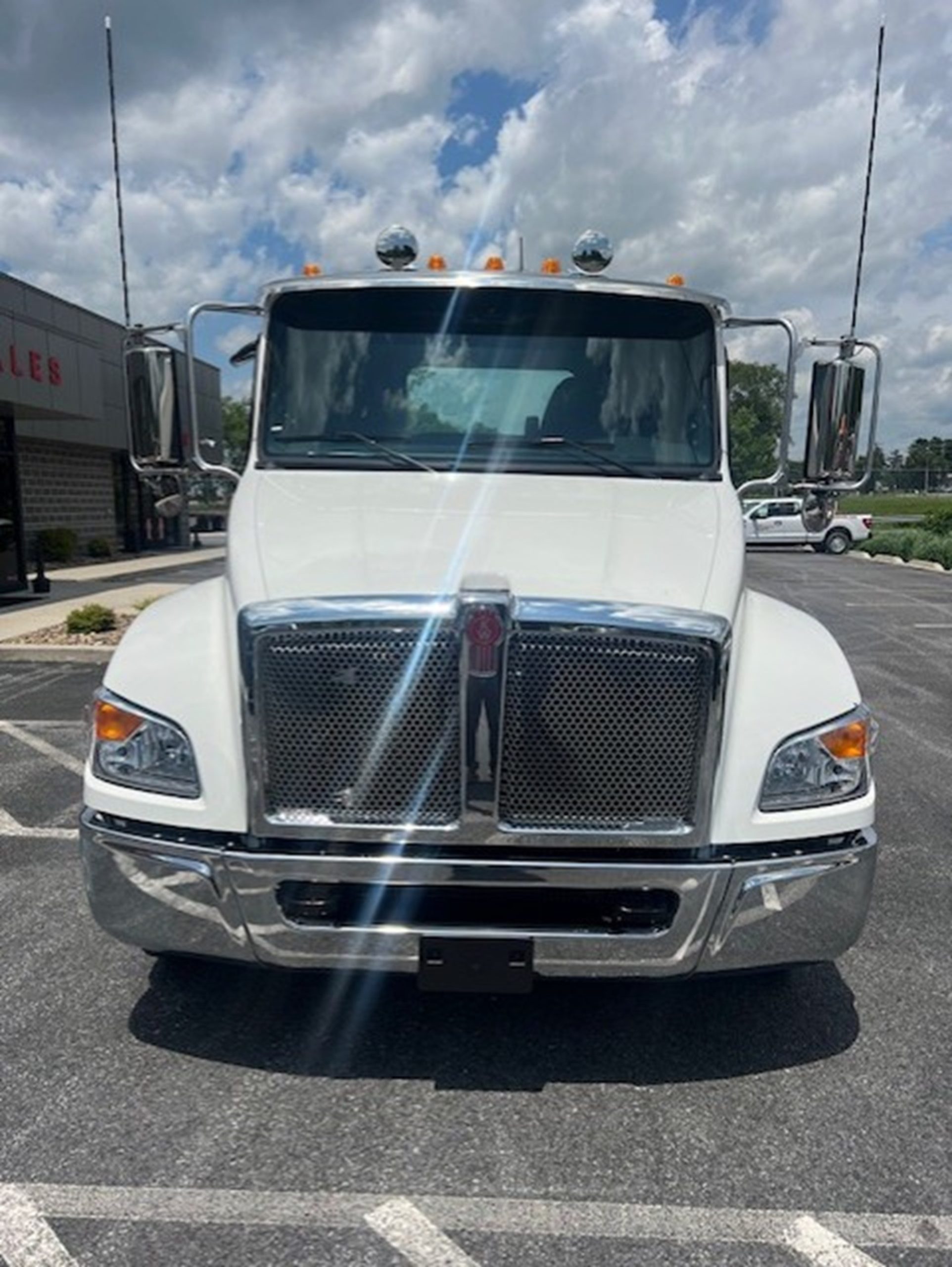 2025 Kenworth T380 - image 3 of 6