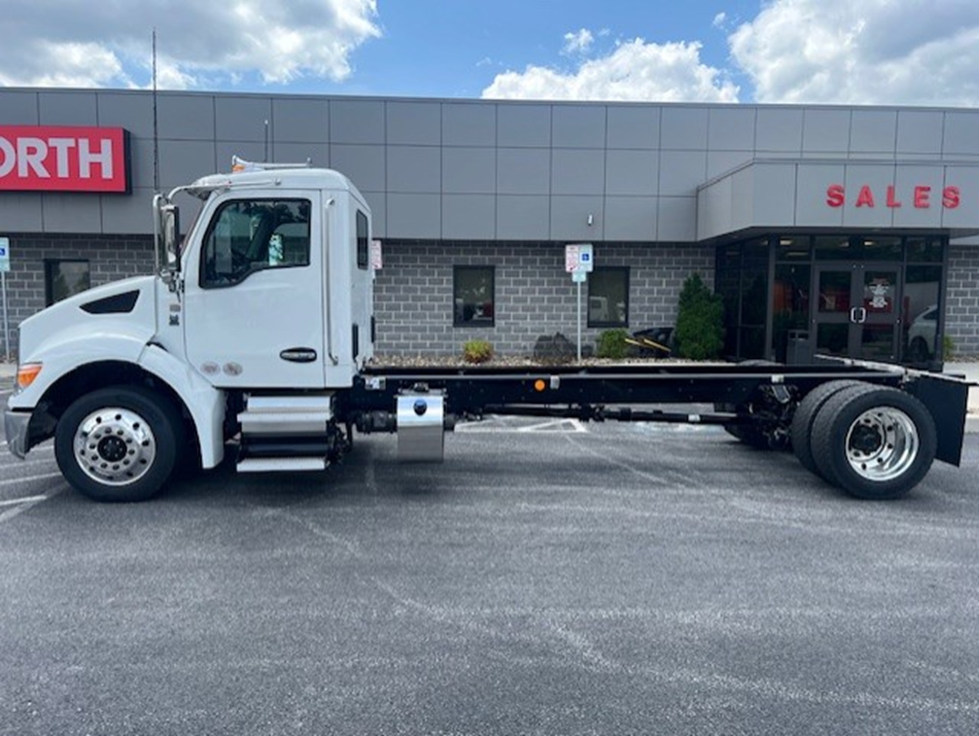 2025 Kenworth T380 - image 1 of 6