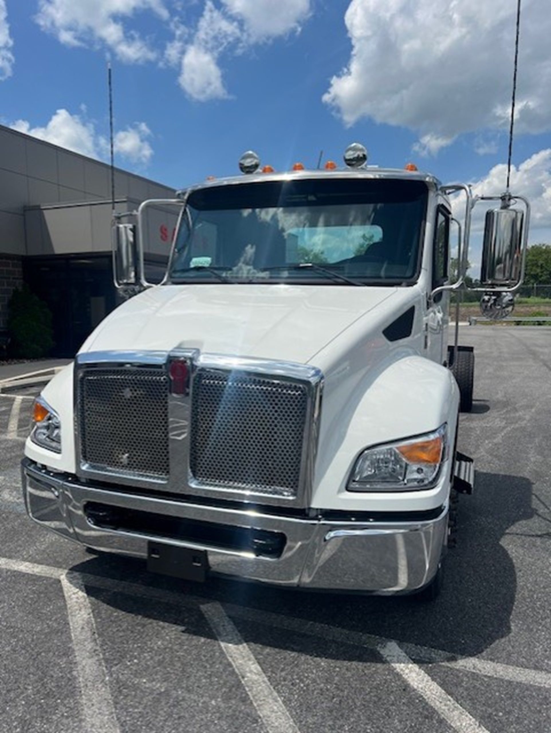2025 Kenworth T380 - image 2 of 6
