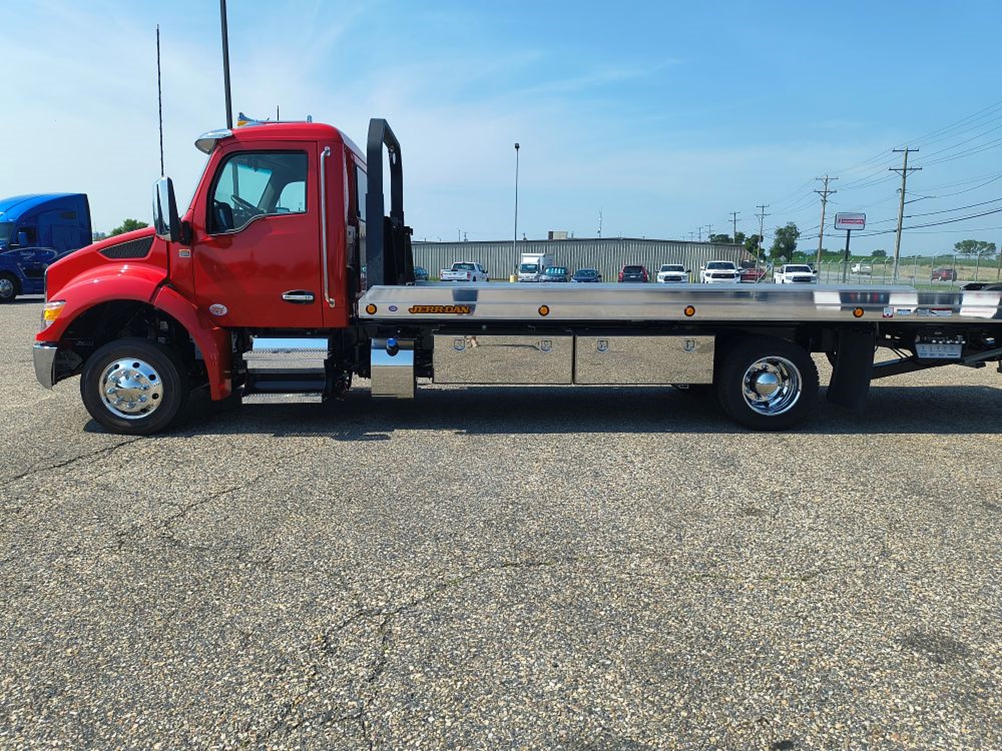 2025 Kenworth T280 - image 2 of 6