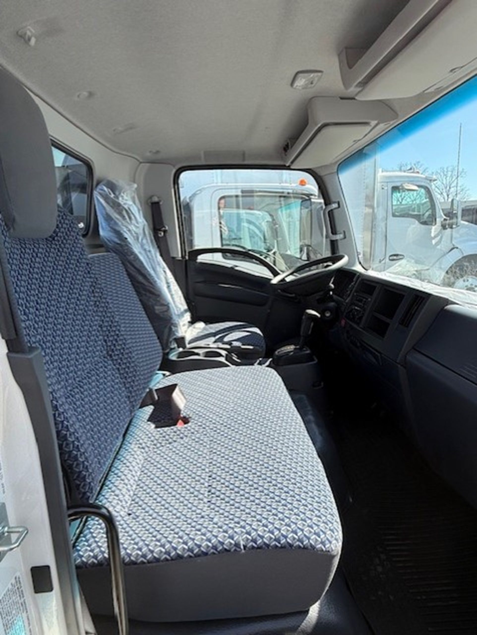 2025 Isuzu NRR GAS 1U3 - image 2 of 3