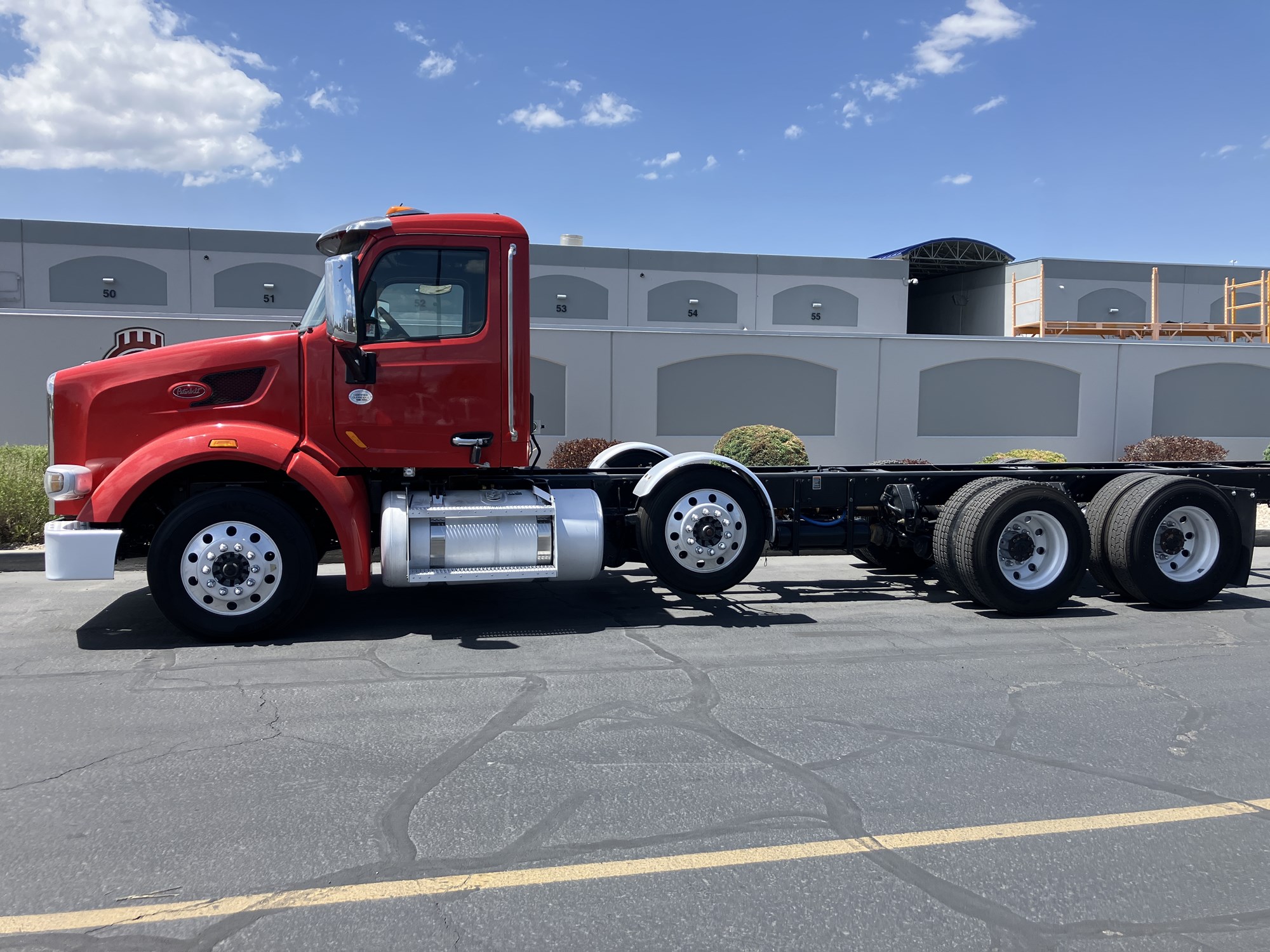 2016 Peterbilt 567 - image 2 of 6