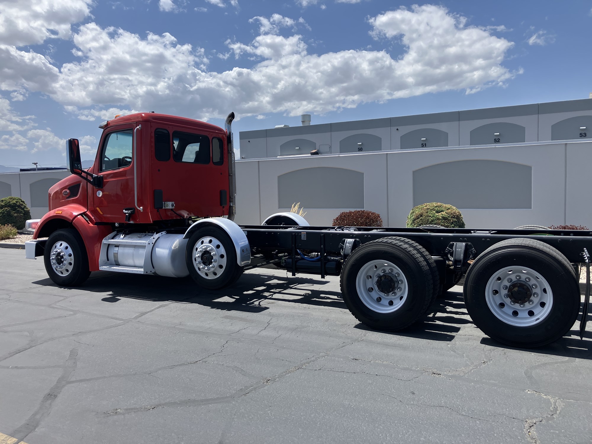 2016 Peterbilt 567 - image 3 of 6