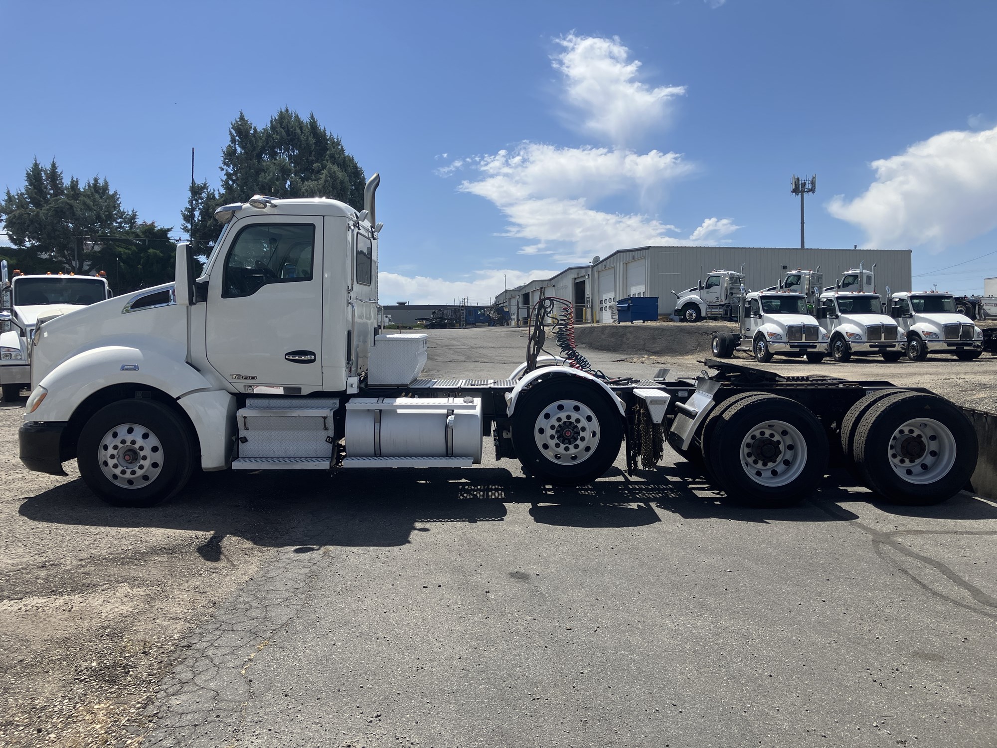 2017 Kenworth T680 - image 2 of 6