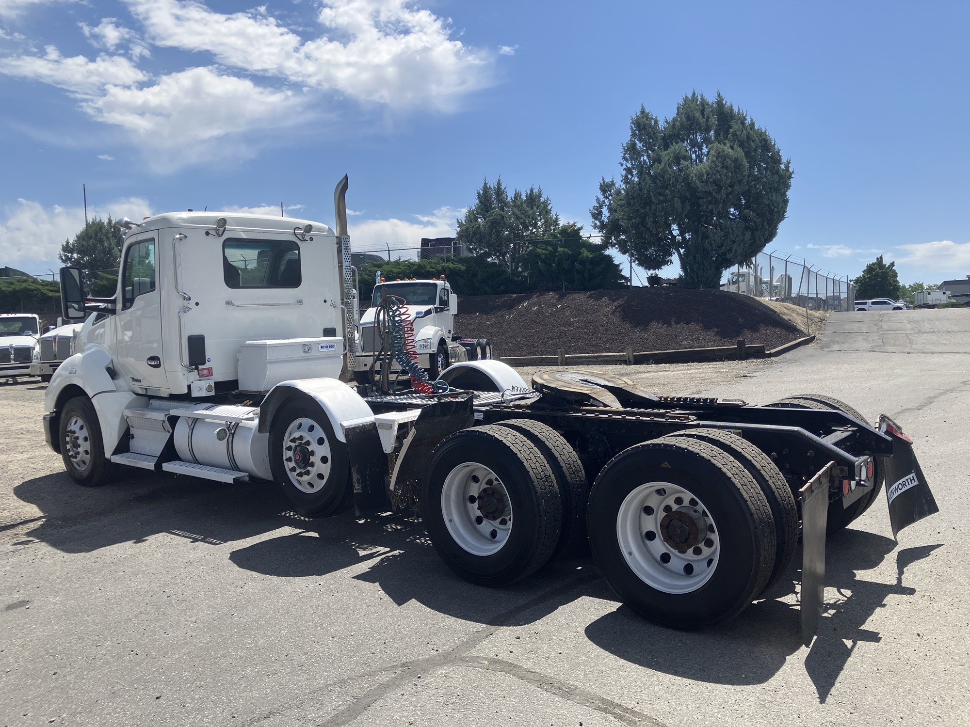 2017 Kenworth T680 - image 3 of 6