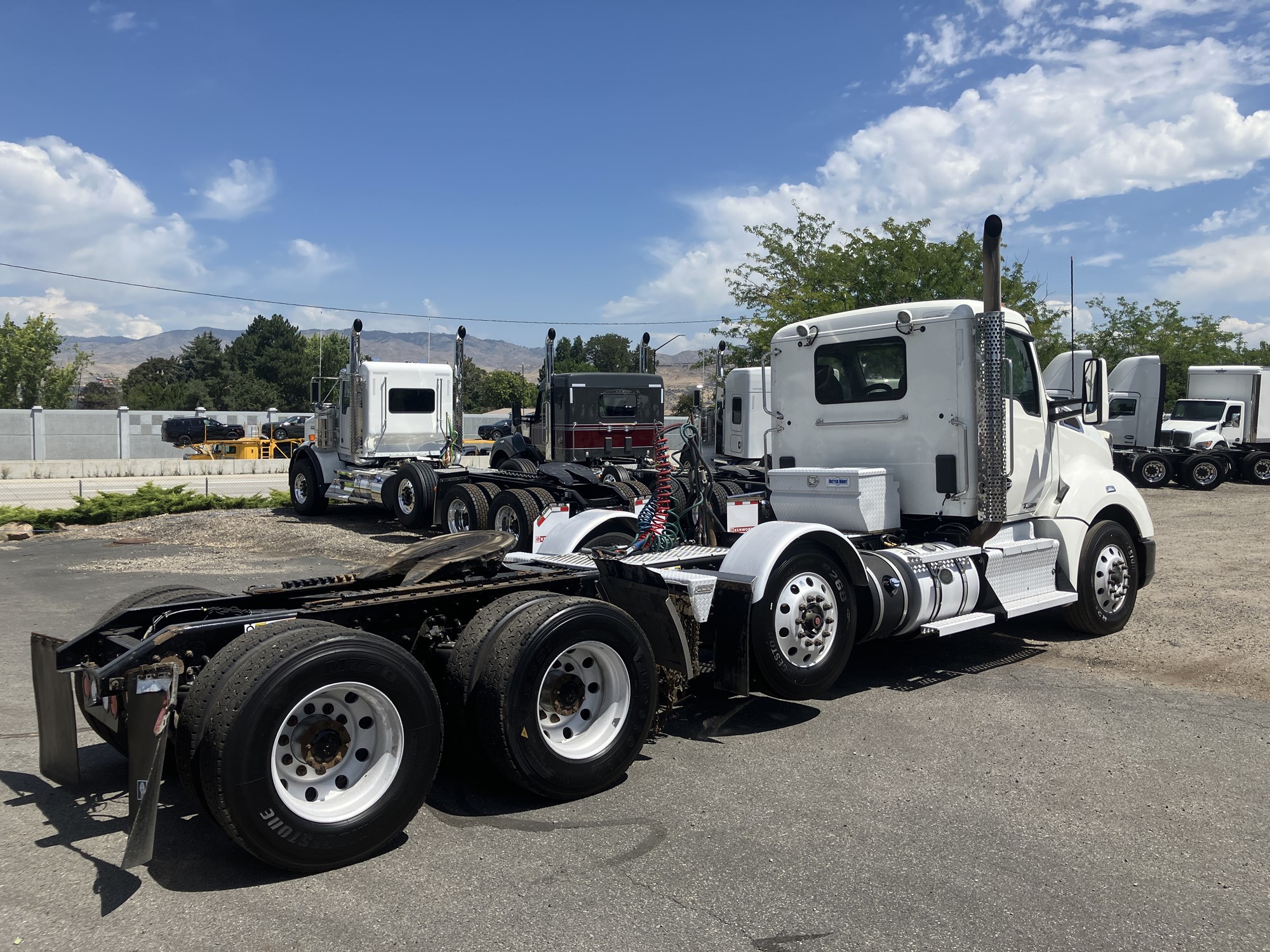 2017 Kenworth T680 - image 5 of 6
