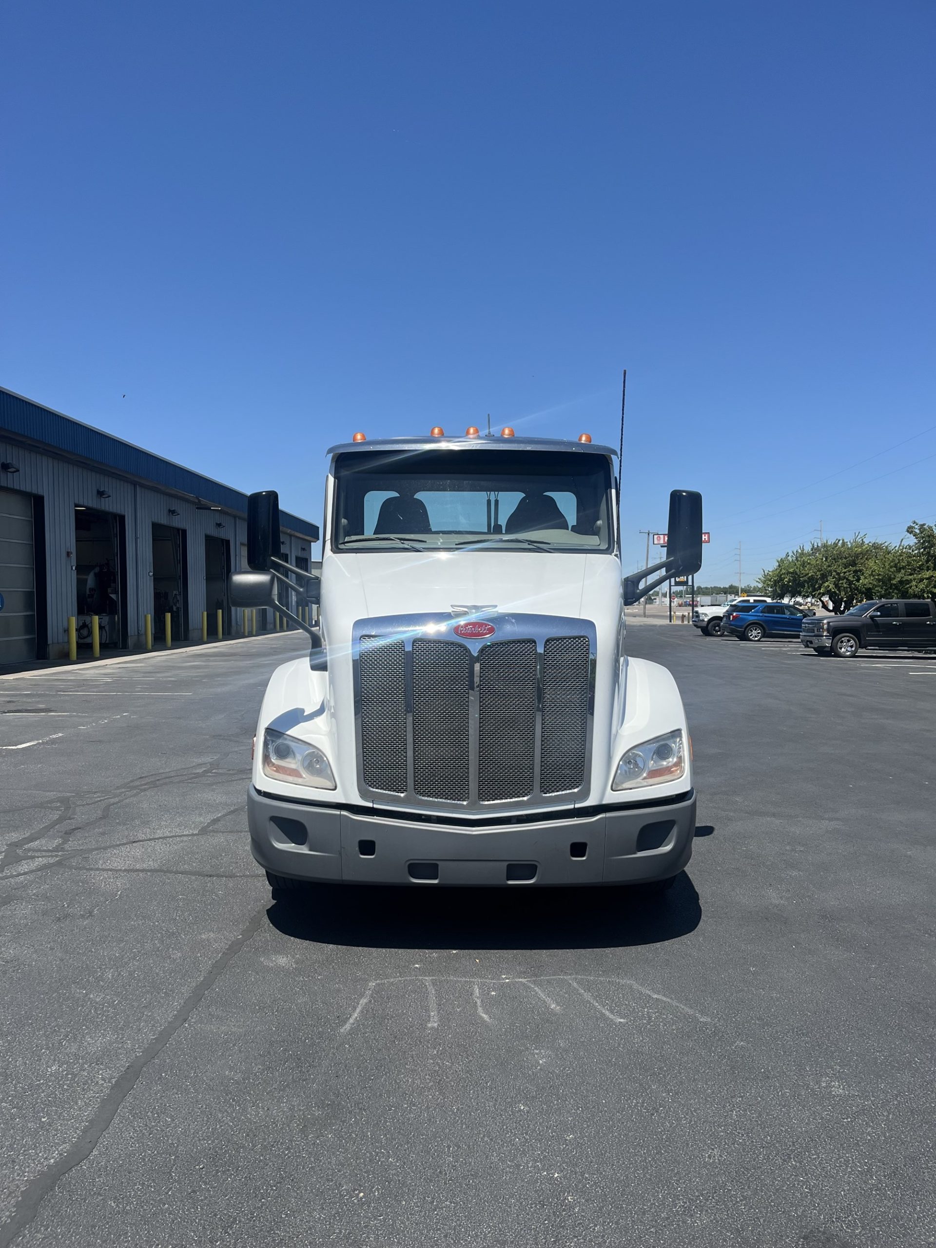 2018 Peterbilt 579 - image 2 of 6