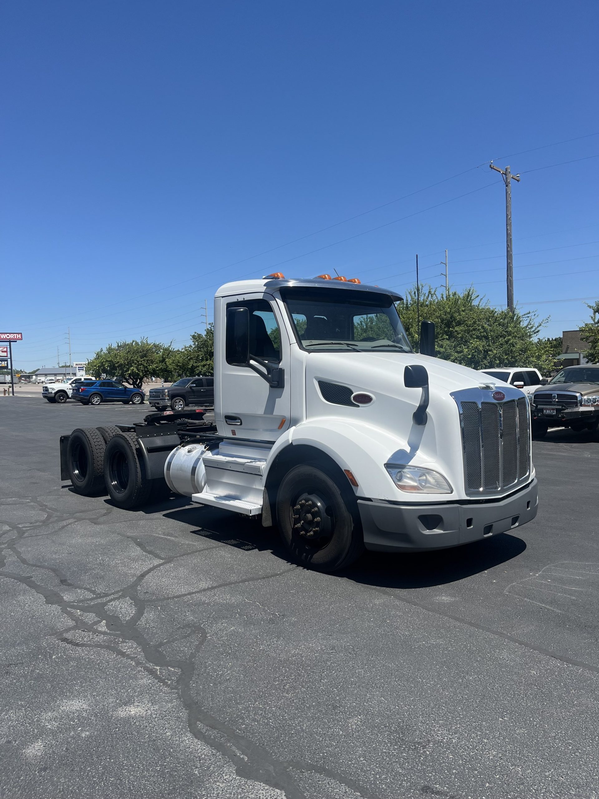 2018 Peterbilt 579 - image 3 of 6