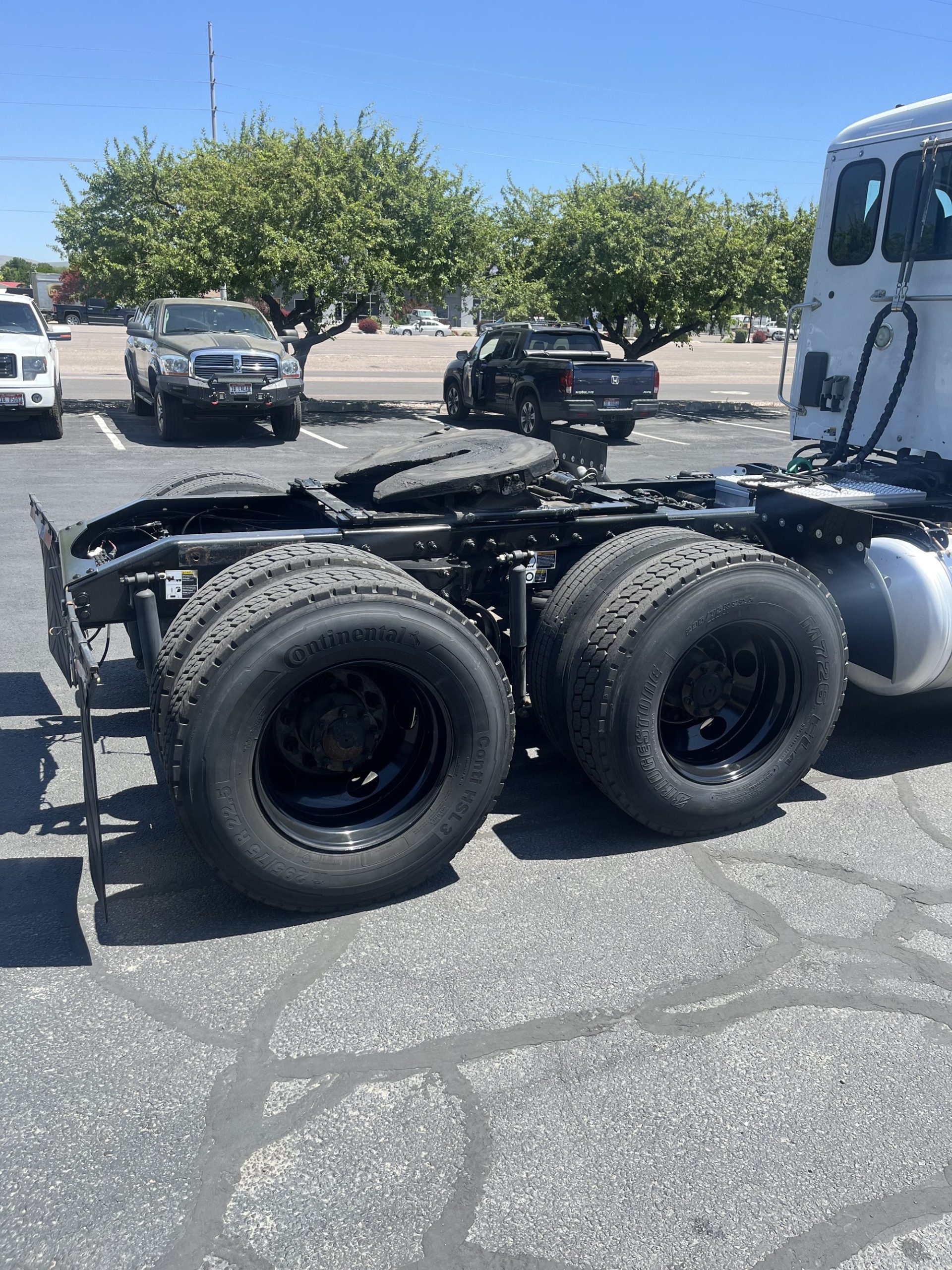 2018 Peterbilt 579 - image 4 of 6