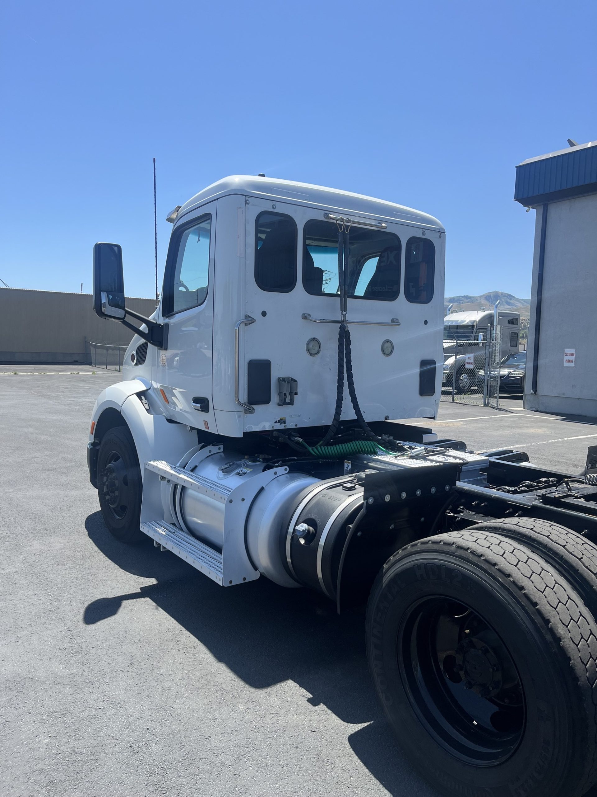 2018 Peterbilt 579 - image 6 of 6