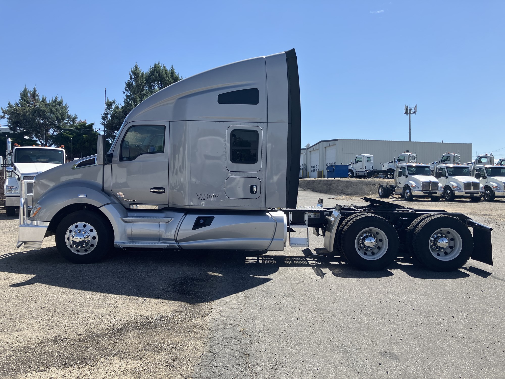 2018 Kenworth T680 - image 2 of 6