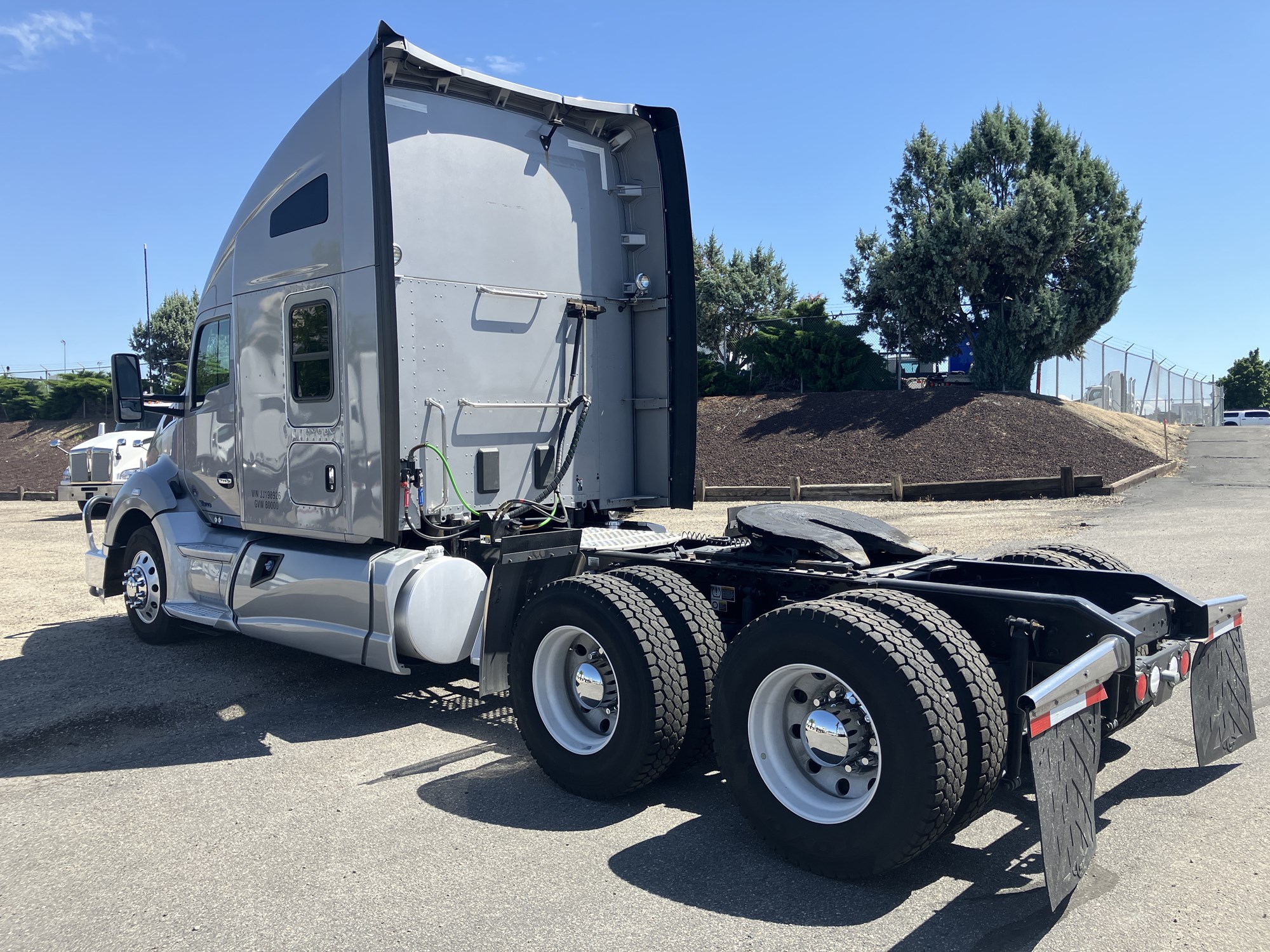 2018 Kenworth T680 - image 3 of 6