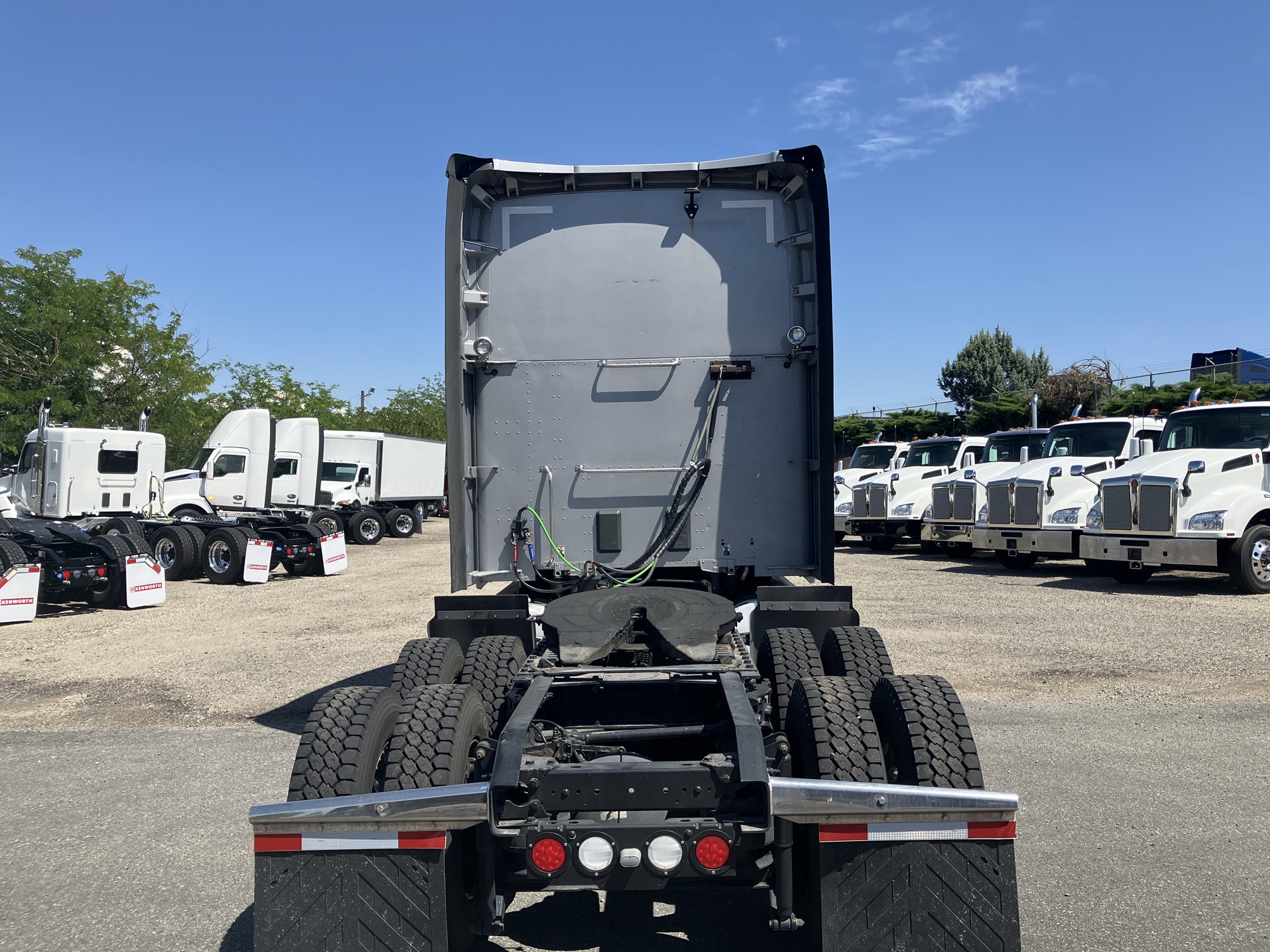 2018 Kenworth T680 - image 4 of 6