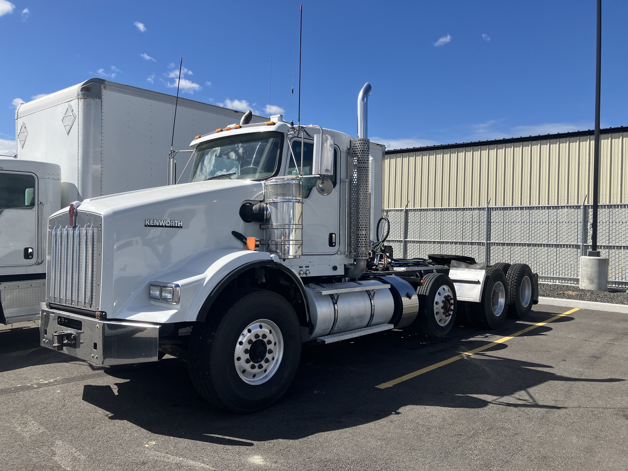2018 Kenworth T800 - image 2 of 6
