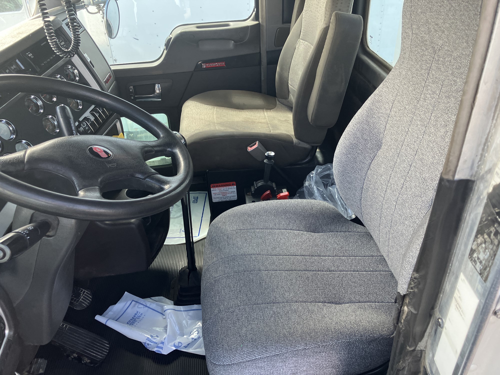 2018 Kenworth T800 - image 4 of 6