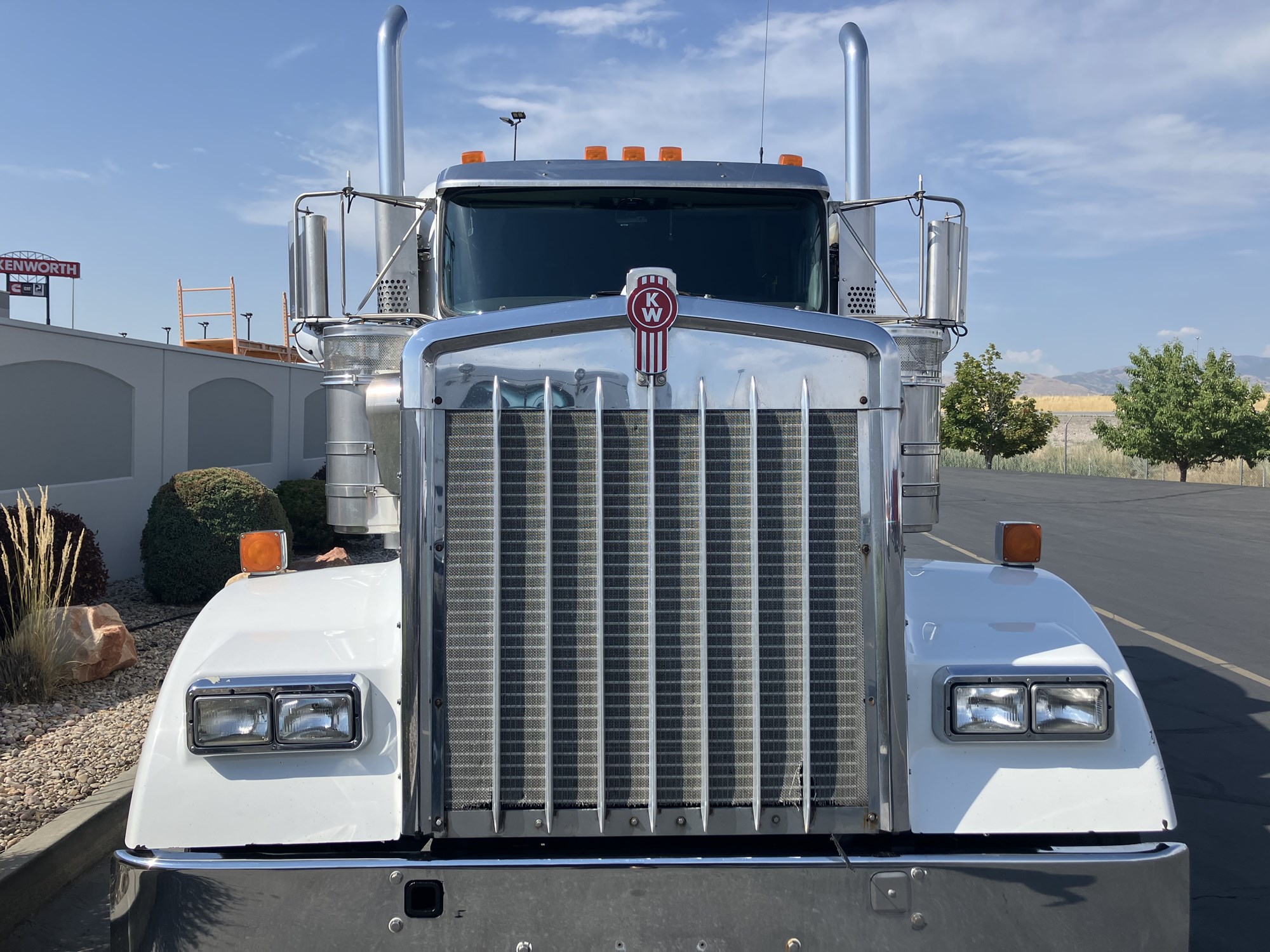 2018 Kenworth W900 - image 3 of 6