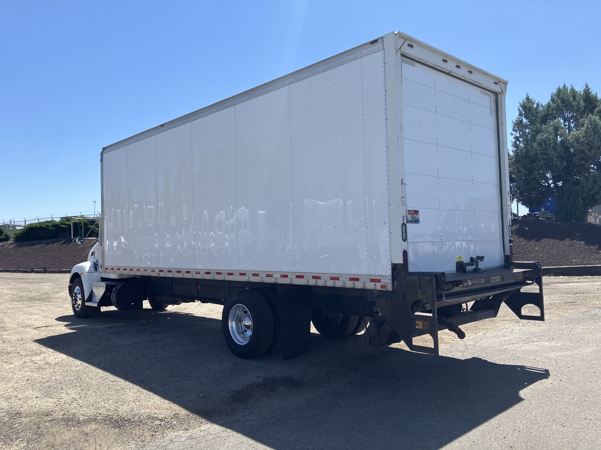 2018 Kenworth T270 - image 3 of 6