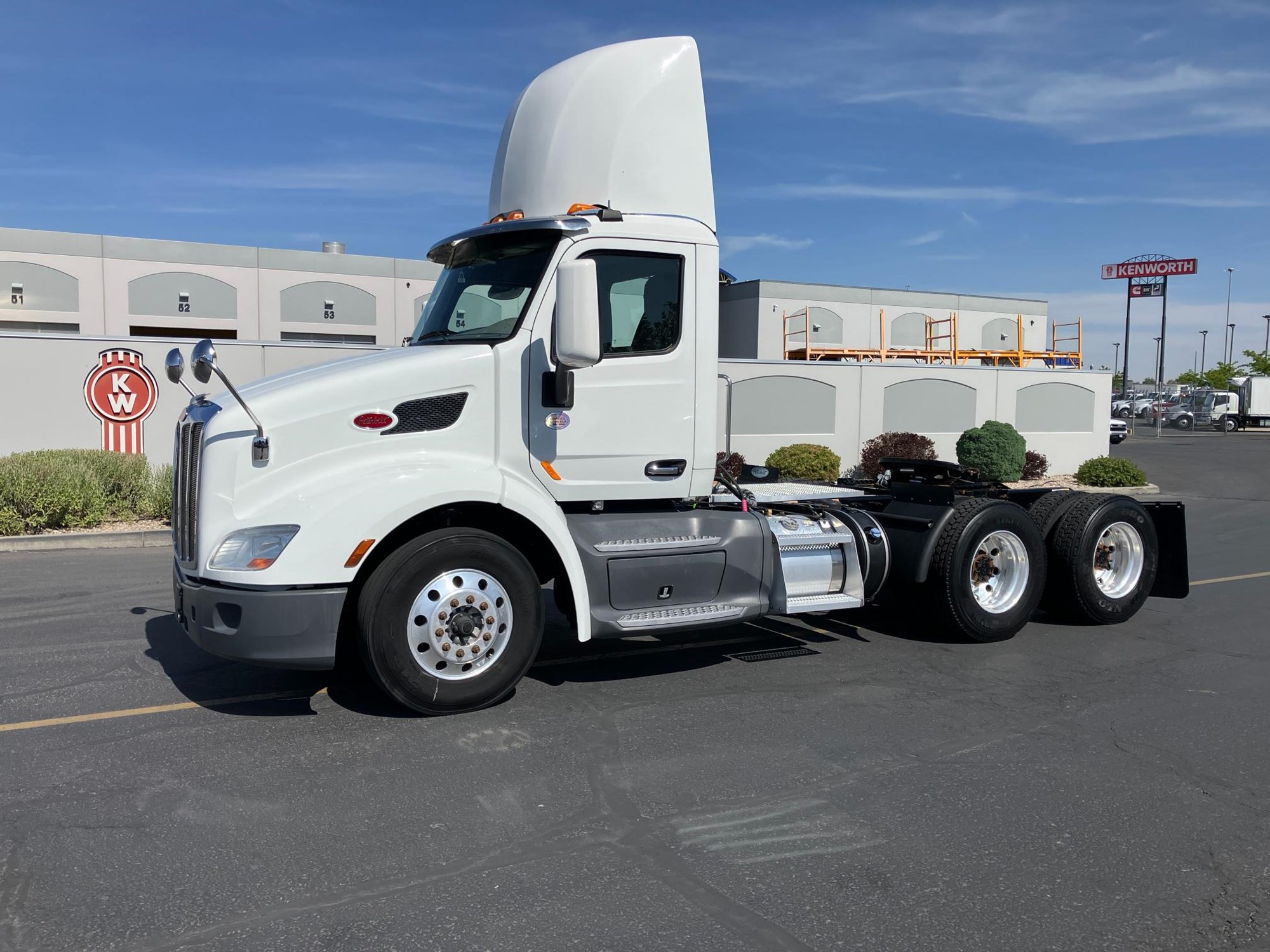 2019 Peterbilt 579 - image 1 of 6