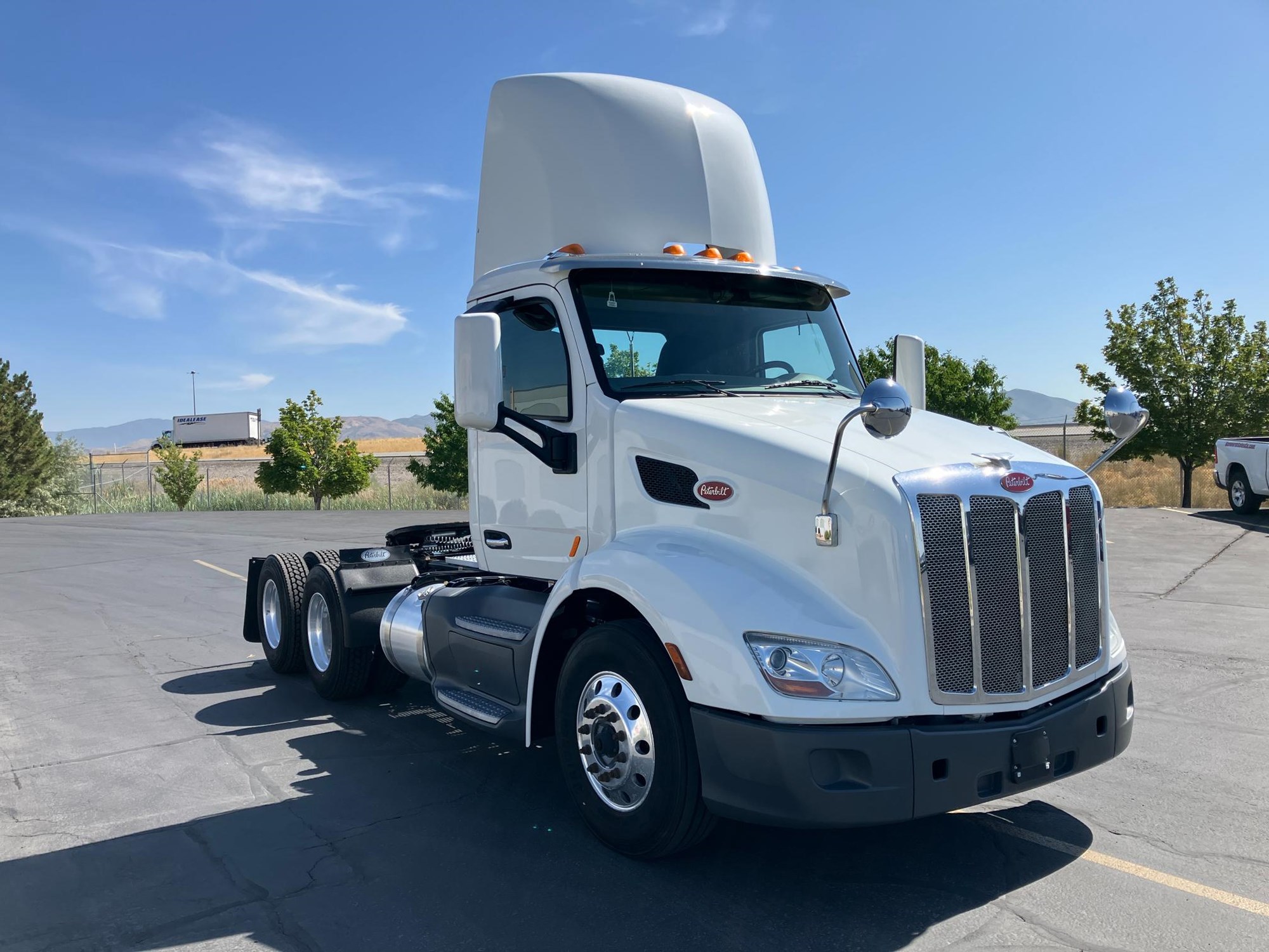 2019 Peterbilt 579 - image 3 of 6