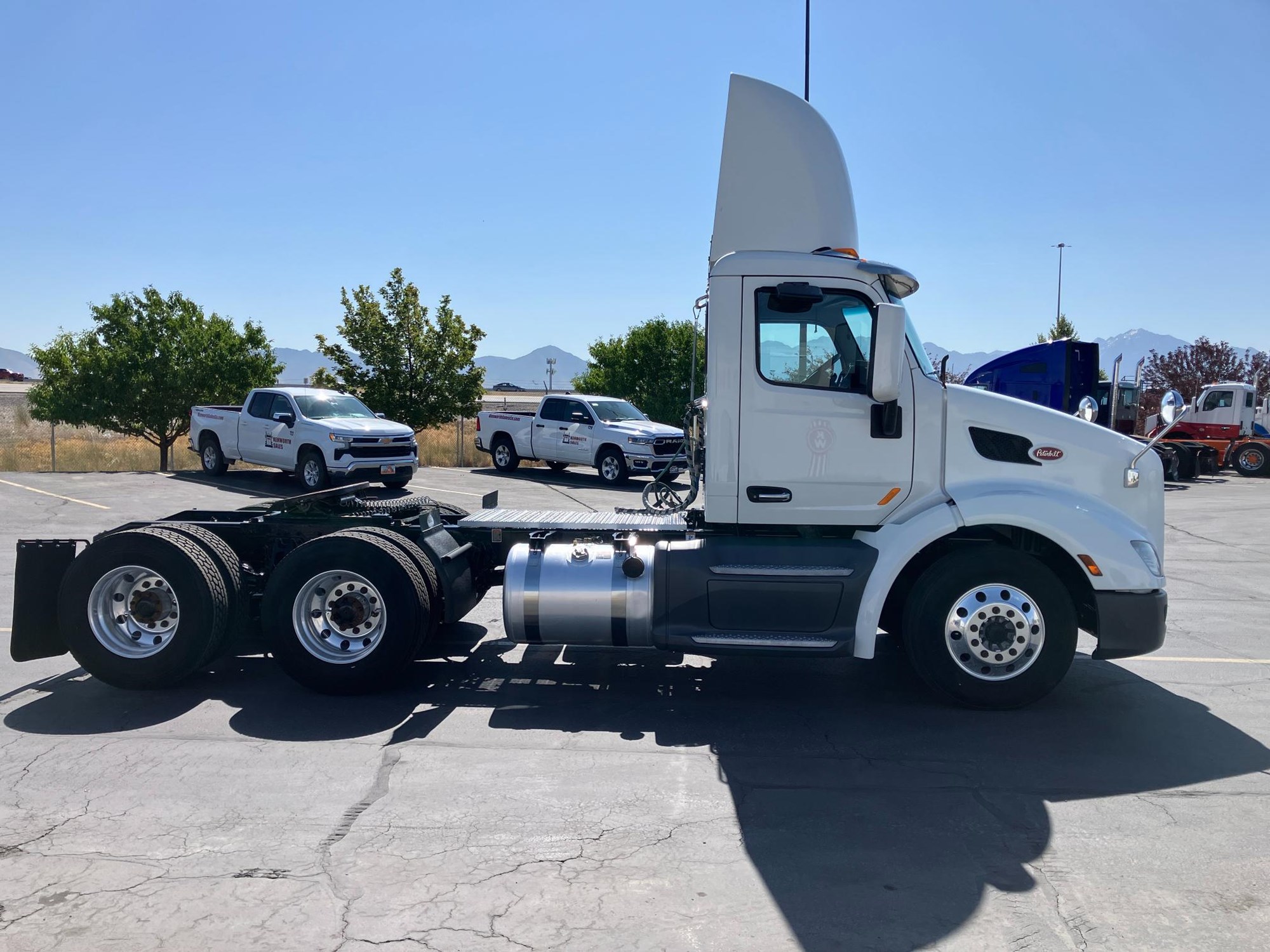 2019 Peterbilt 579 - image 4 of 6