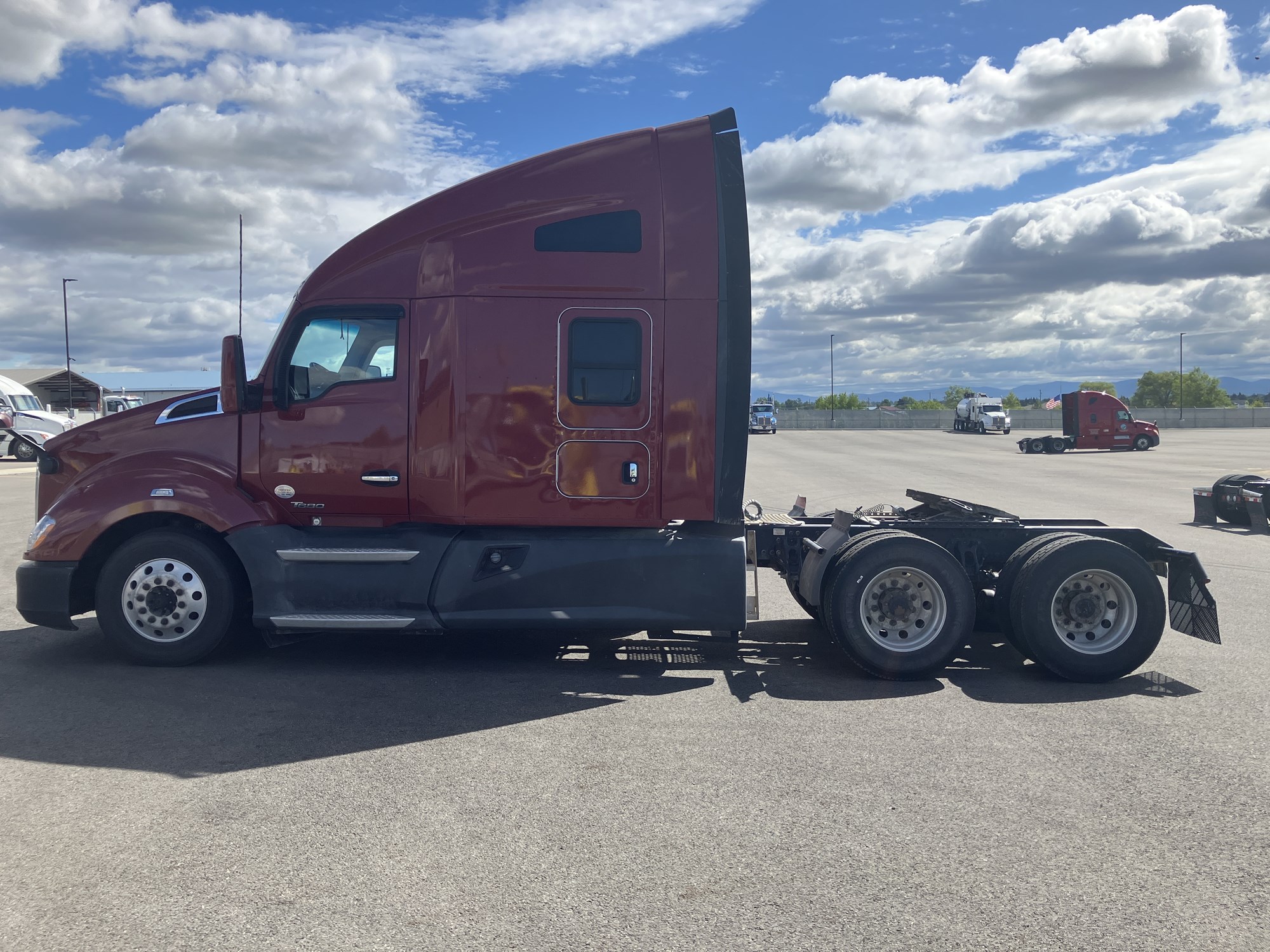 2019 Kenworth T680 - image 2 of 6
