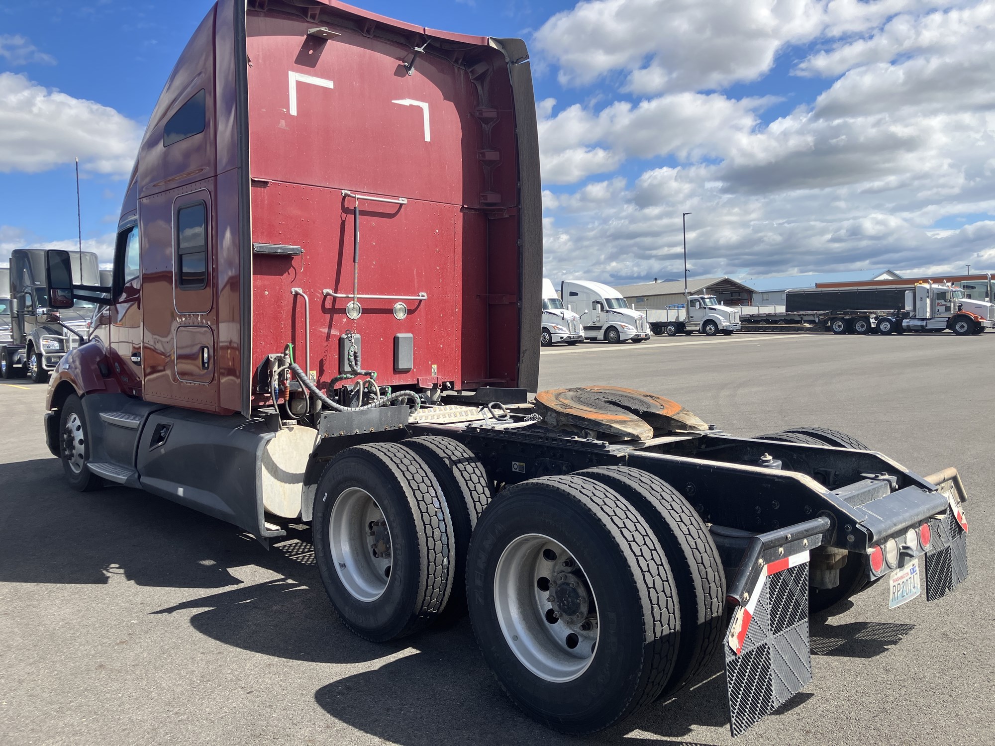 2019 Kenworth T680 - image 3 of 6