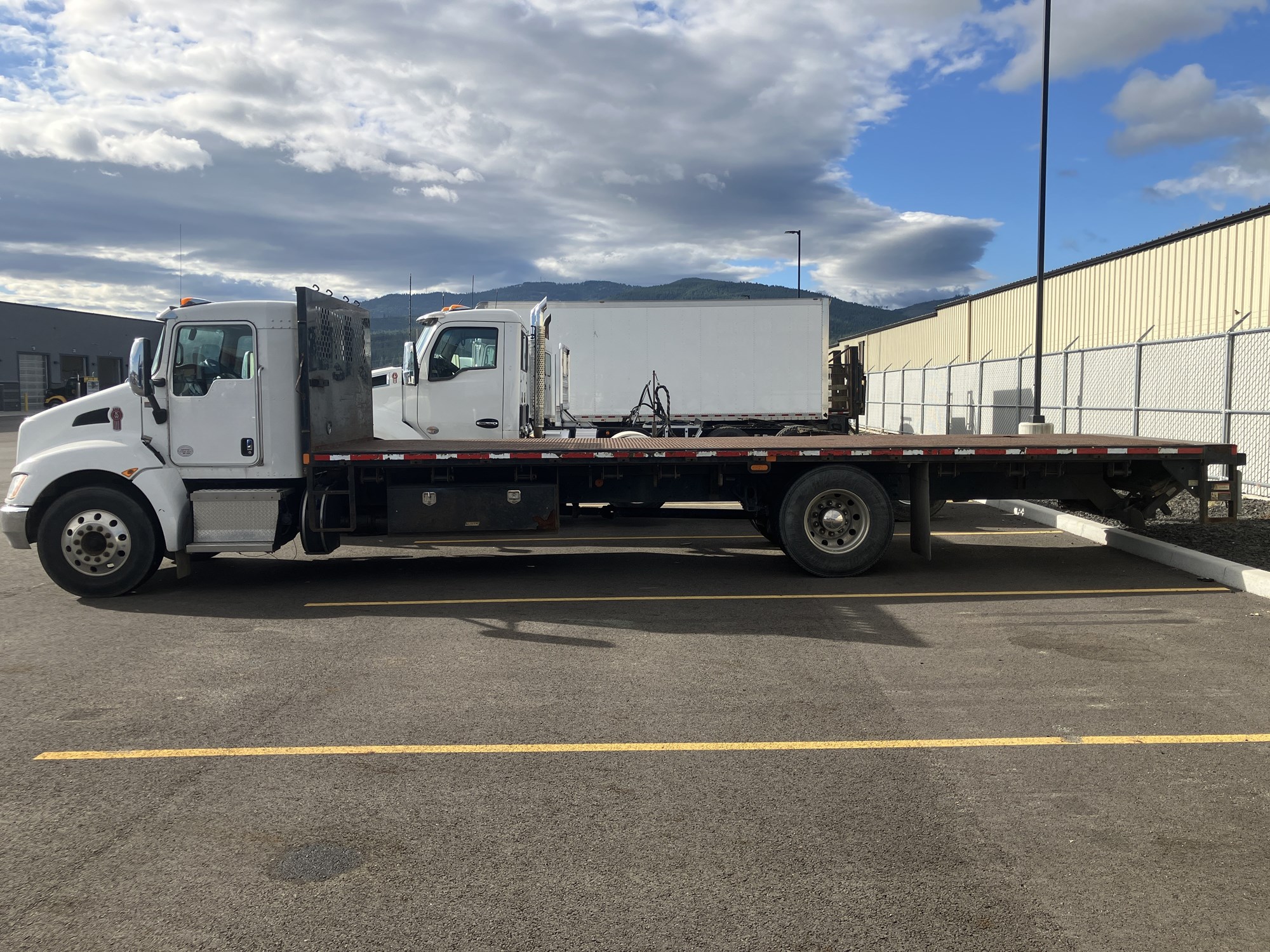2019 Kenworth T270 - image 2 of 6