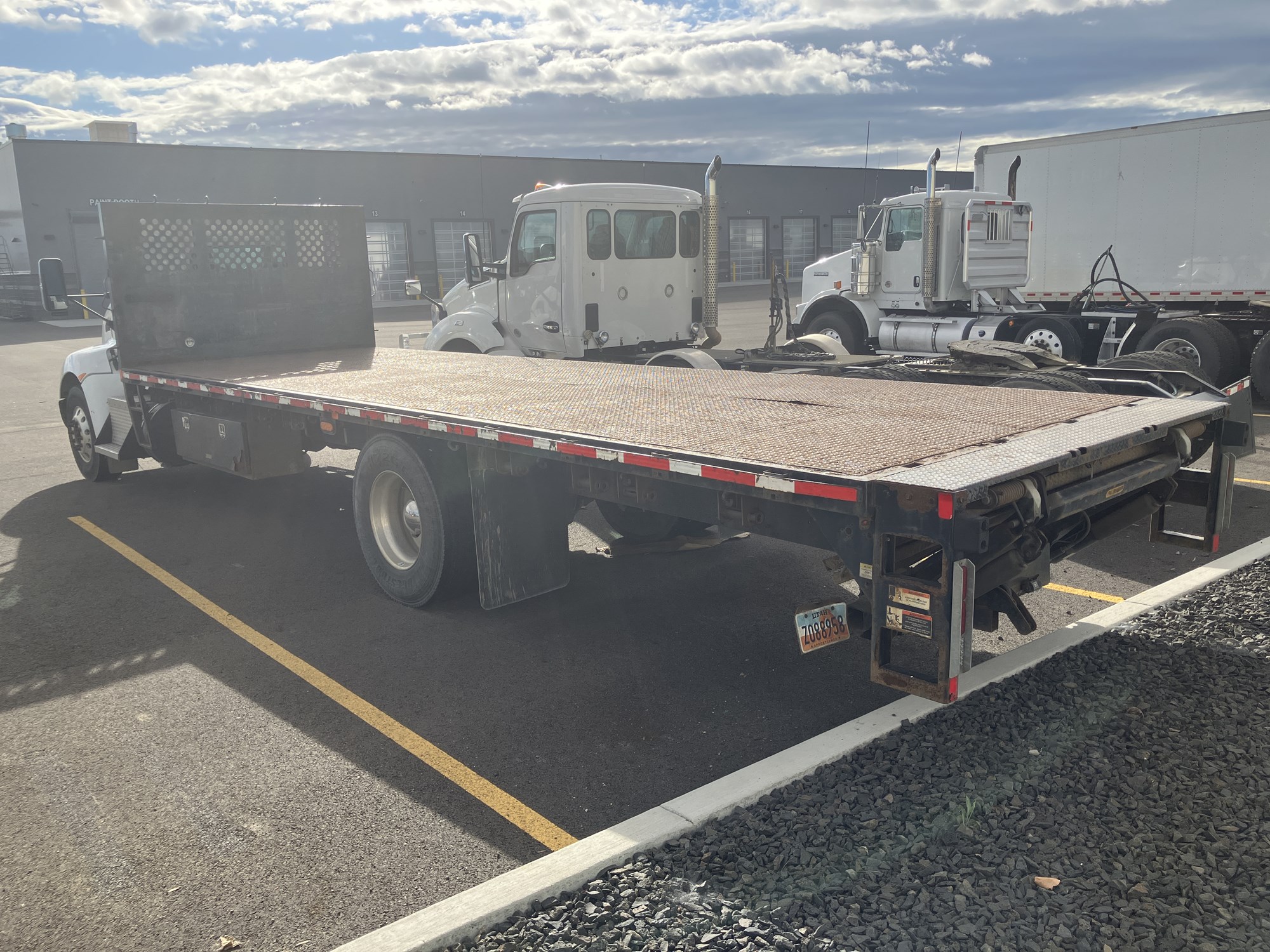 2019 Kenworth T270 - image 3 of 6