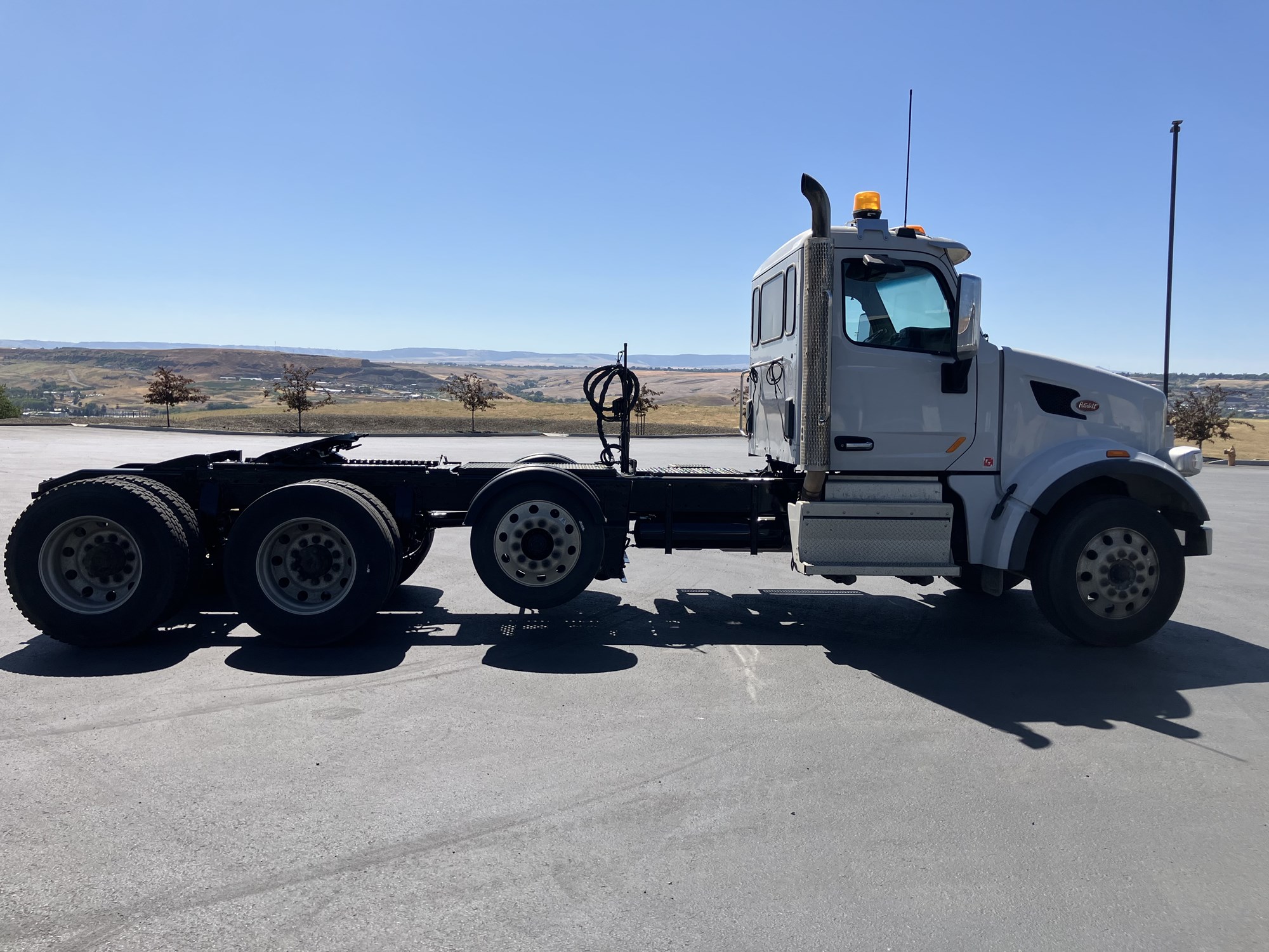 2020 Peterbilt 567 - image 3 of 6