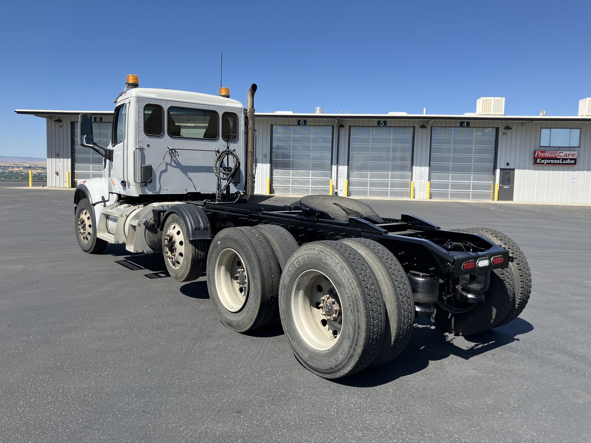 2020 Peterbilt 567 - image 4 of 6