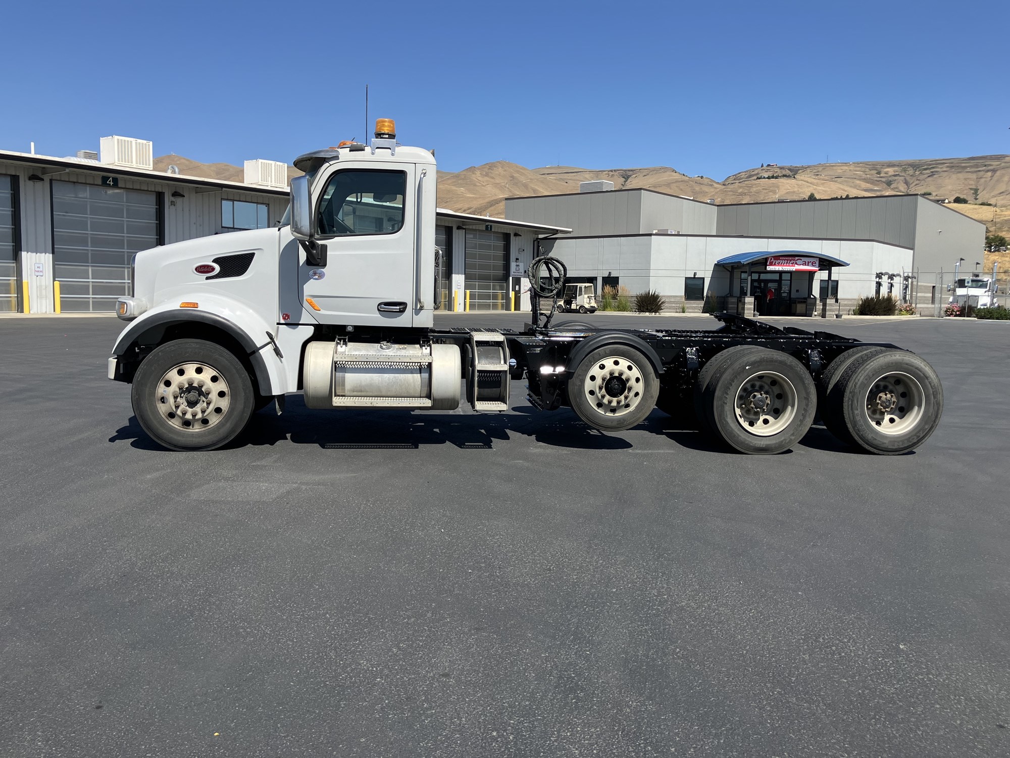 2020 Peterbilt 567 - image 5 of 6