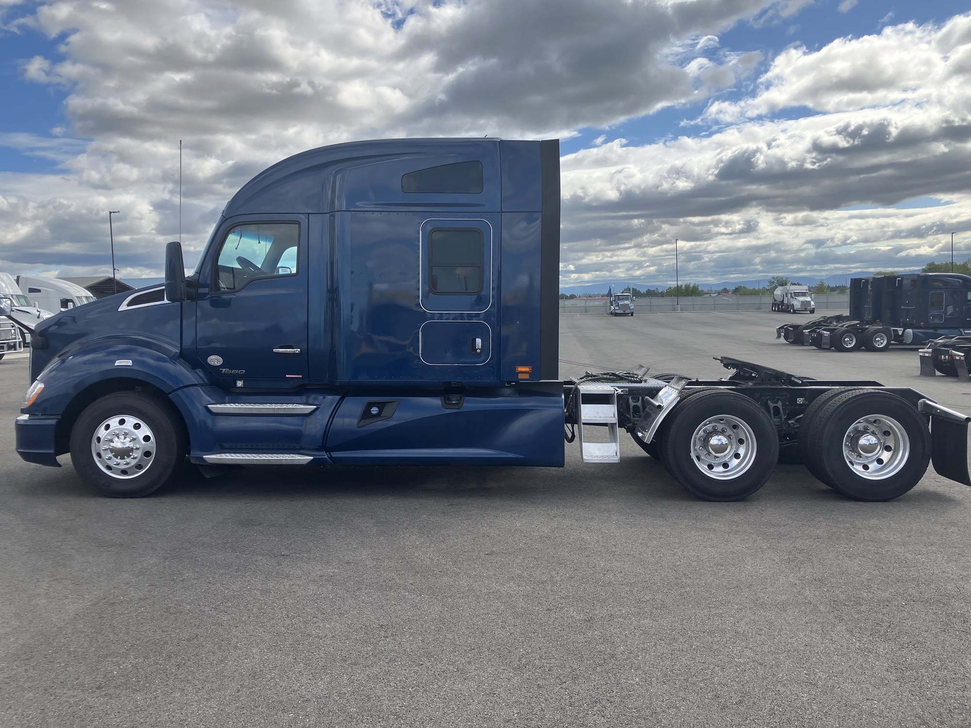 2020 Kenworth T680 - image 2 of 6