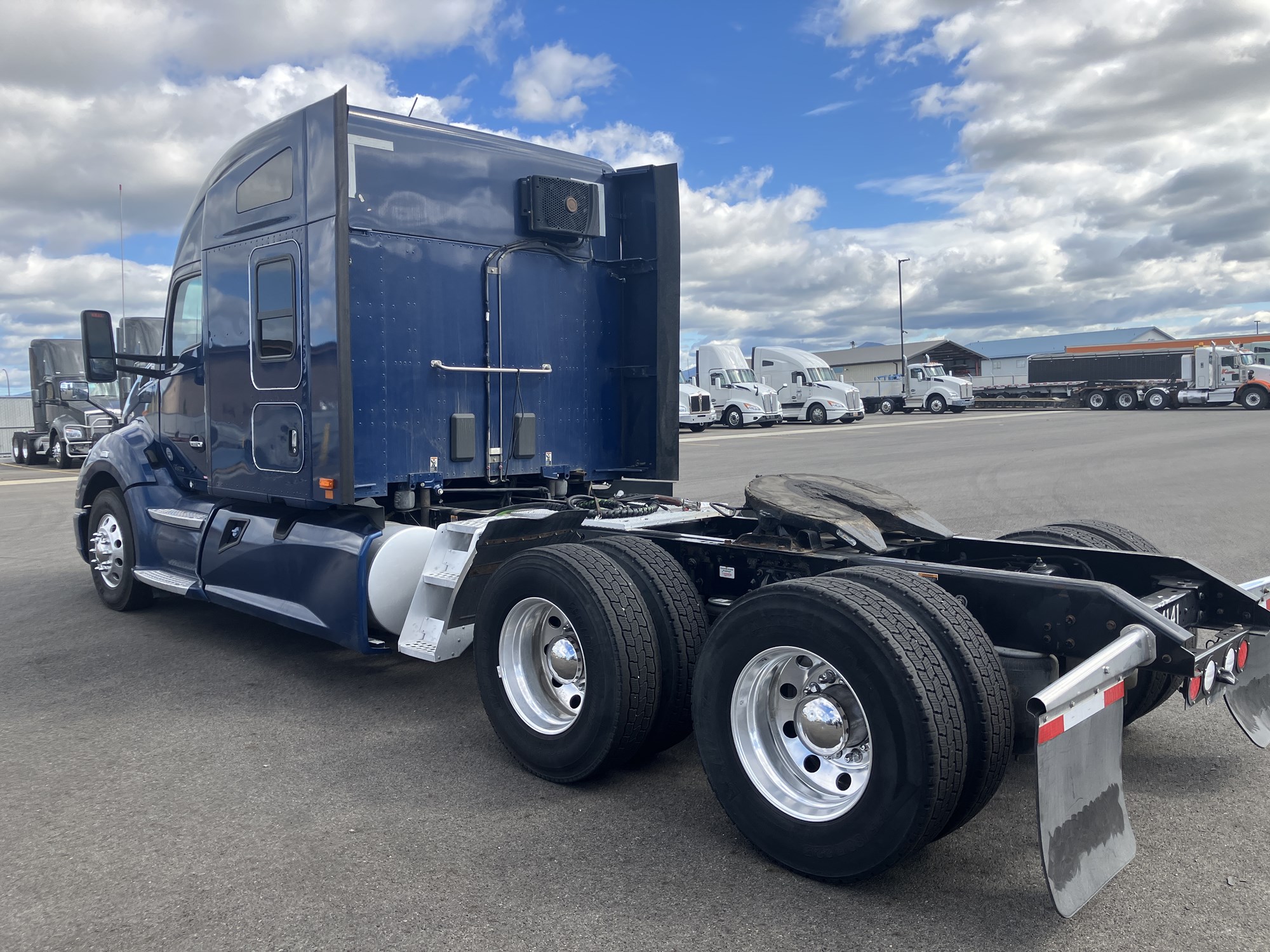 2020 Kenworth T680 - image 3 of 6