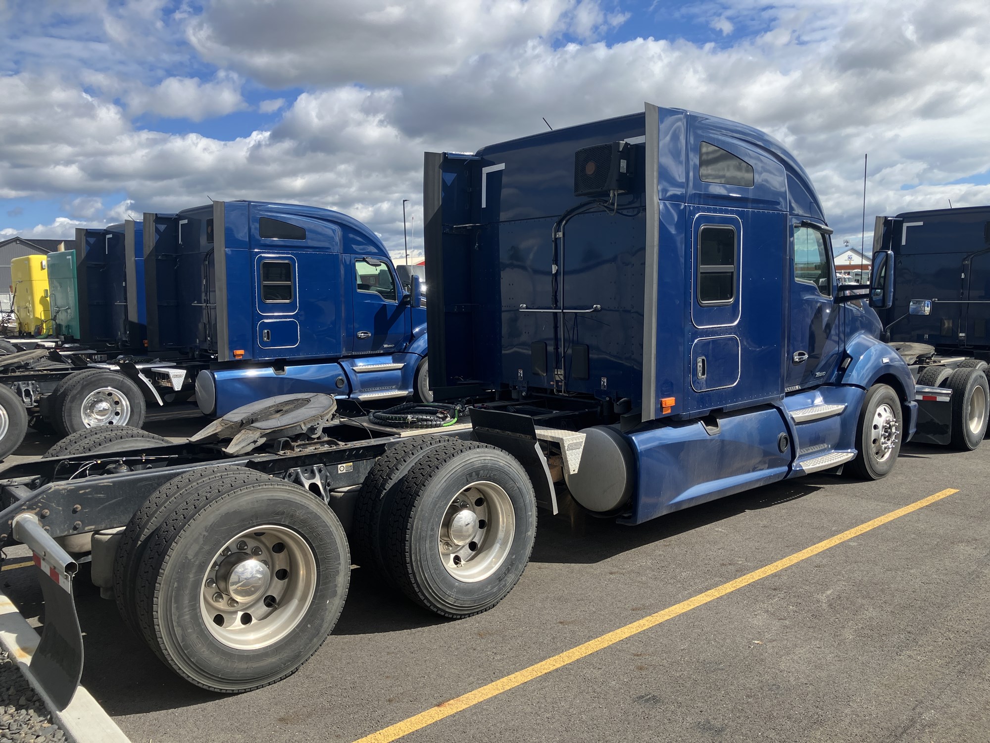 2020 Kenworth T680 - image 3 of 6