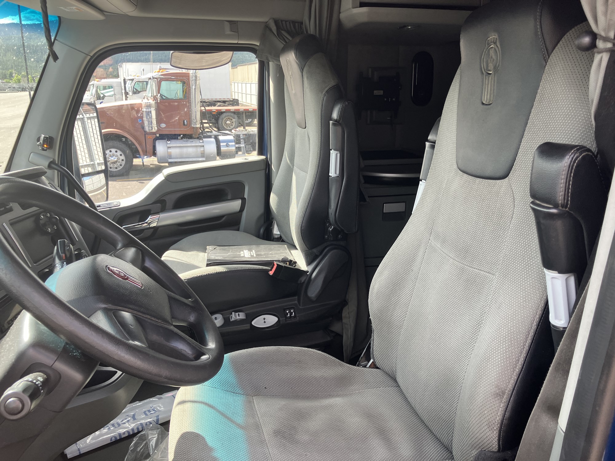 2020 Kenworth T680 - image 5 of 6