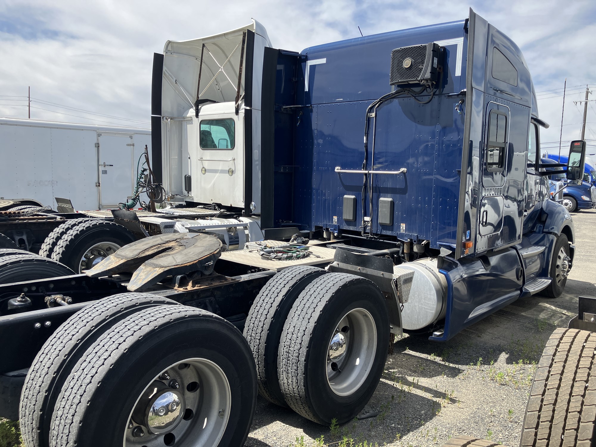 2020 Kenworth T680 - image 3 of 6