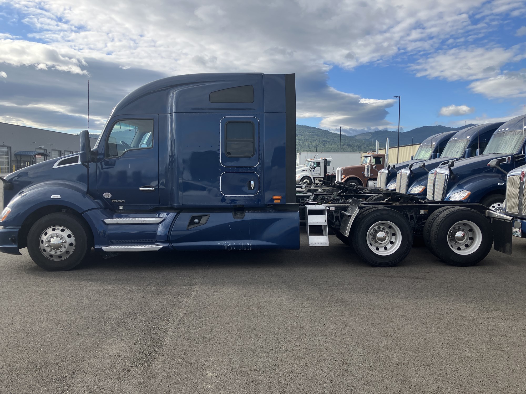 2020 Kenworth T680 - image 2 of 6