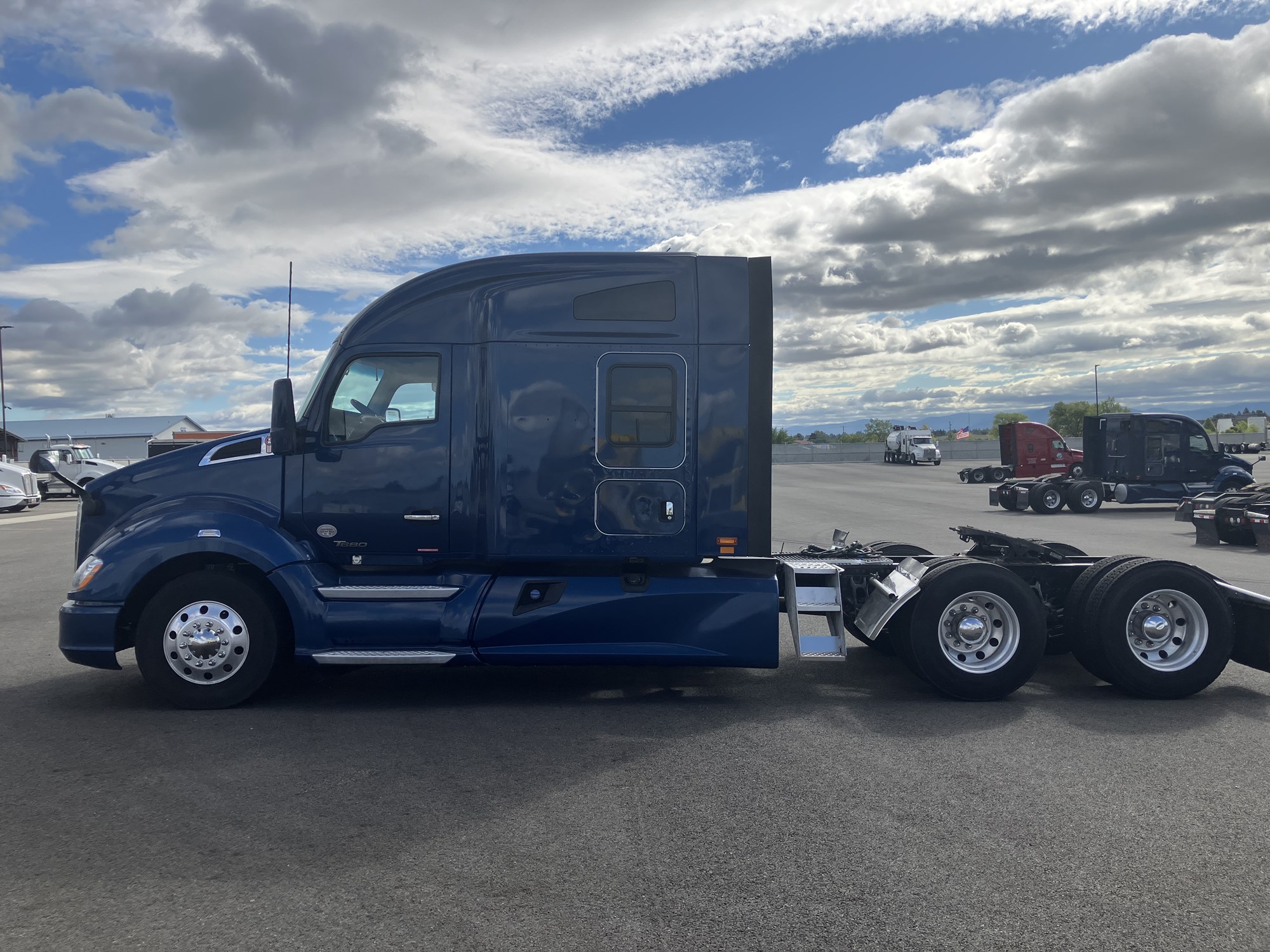2020 Kenworth T680 - image 2 of 6