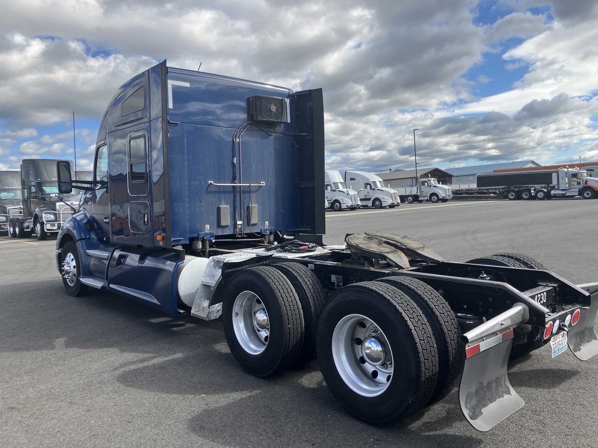 2020 Kenworth T680 - image 3 of 6