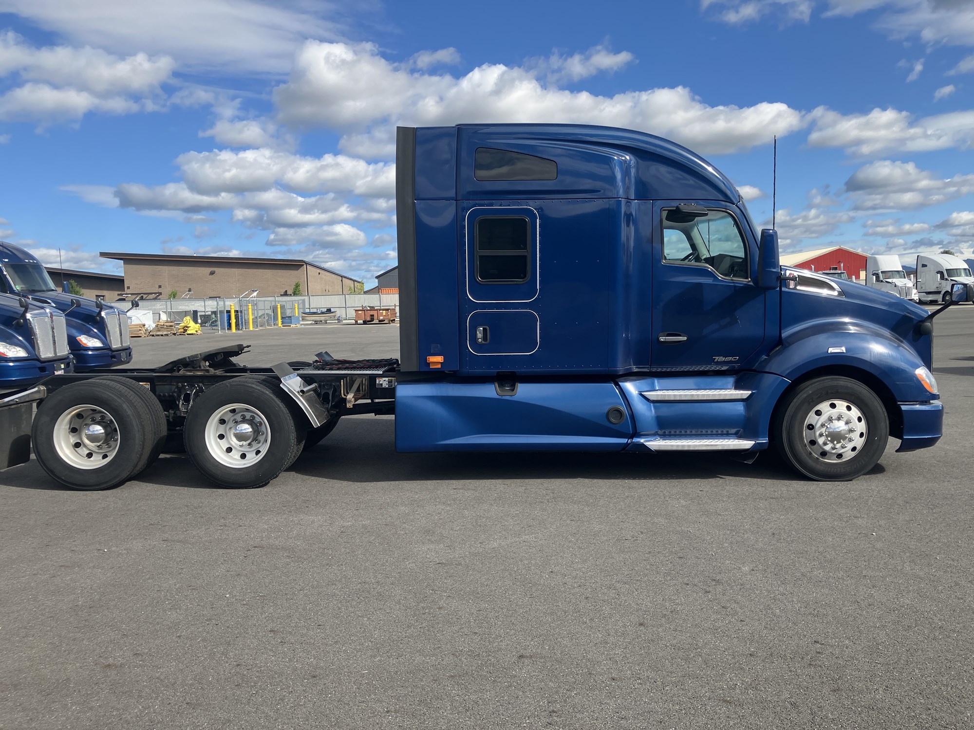 2020 Kenworth T680 - image 5 of 6