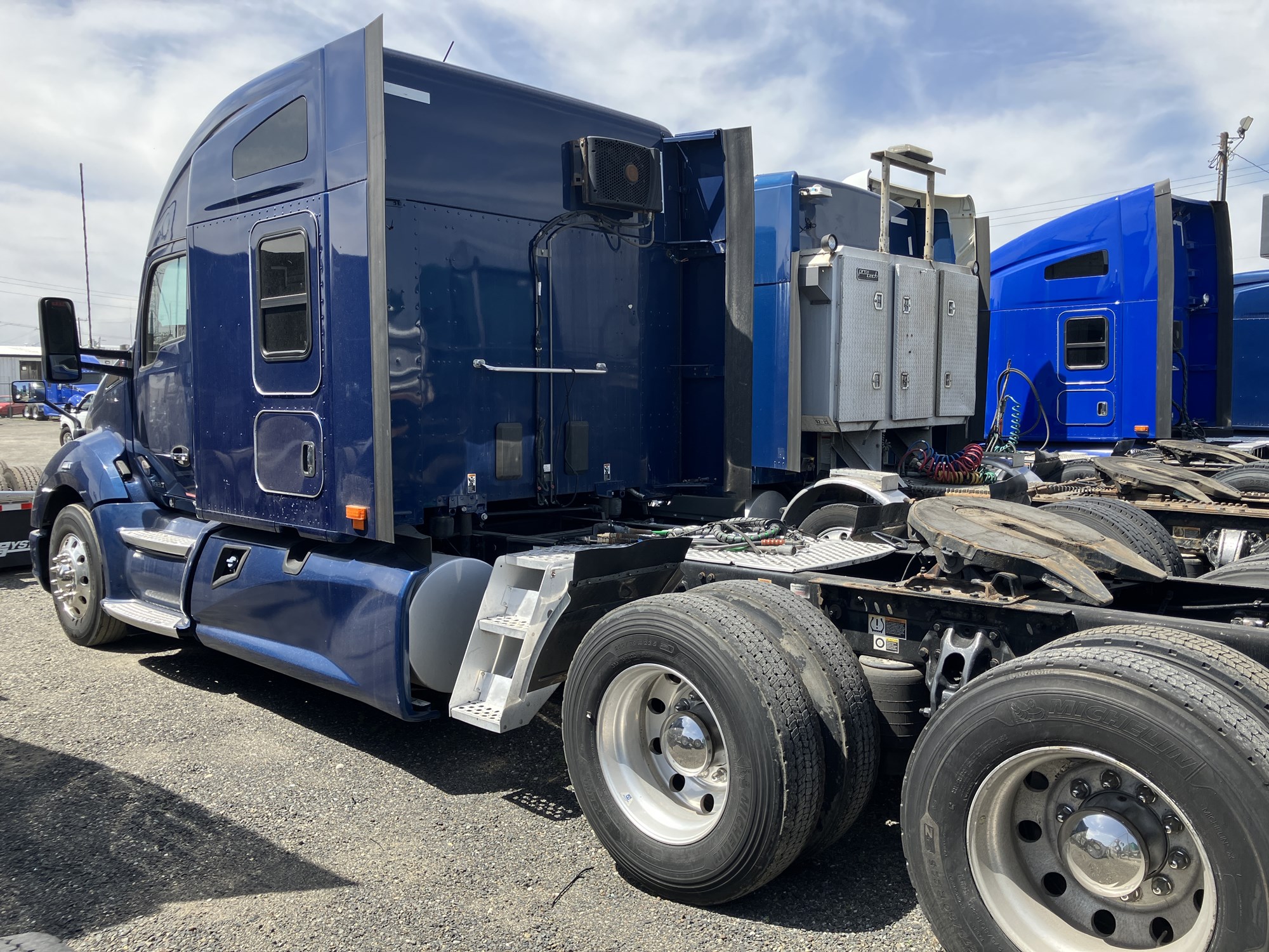 2020 Kenworth T680 - image 2 of 6