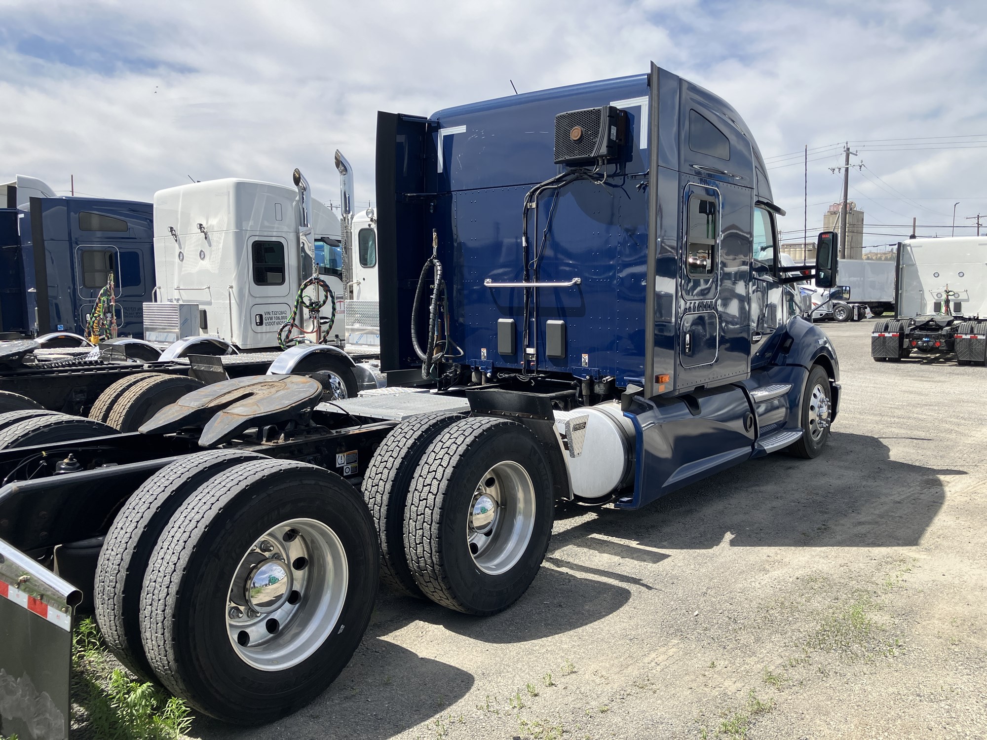 2020 Kenworth T680 - image 3 of 6