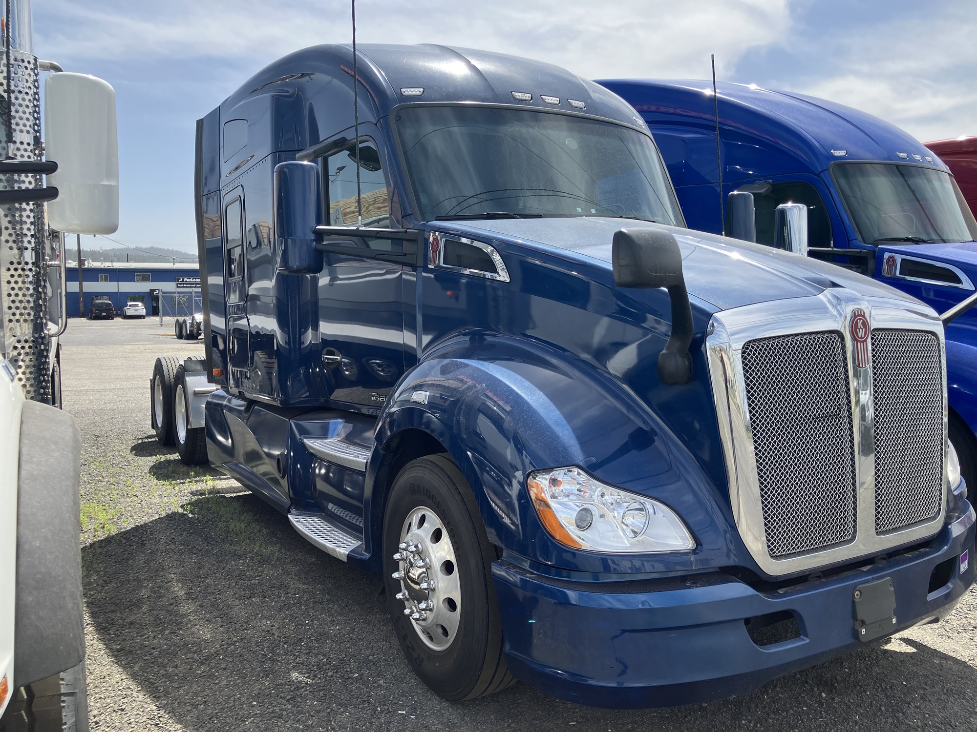 2020 Kenworth T680 - image 2 of 6