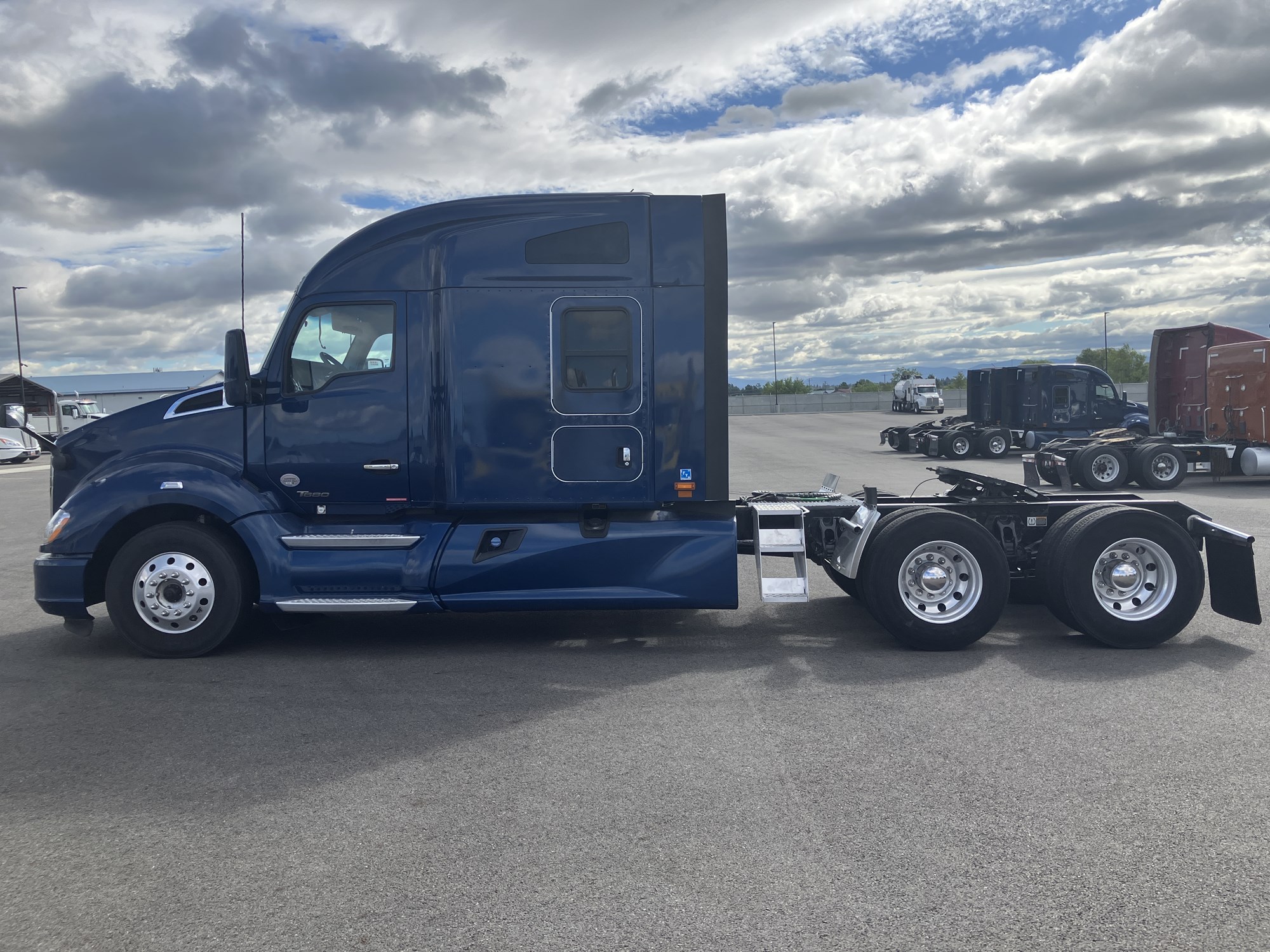 2020 Kenworth T680 - image 2 of 6