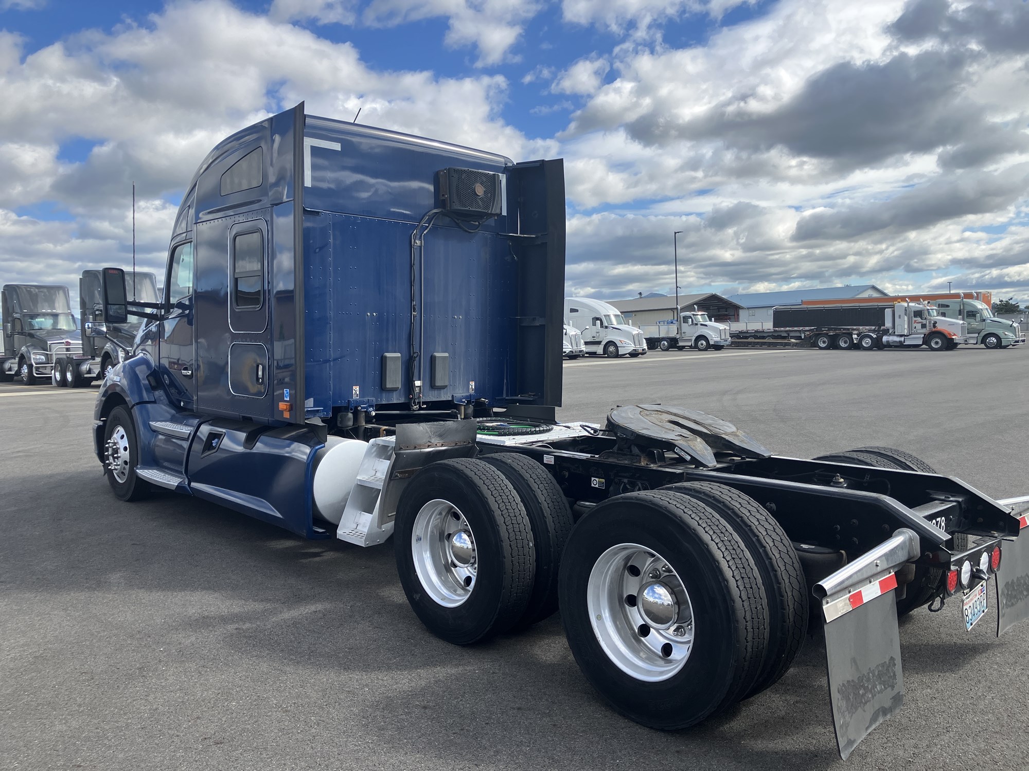 2020 Kenworth T680 - image 3 of 6