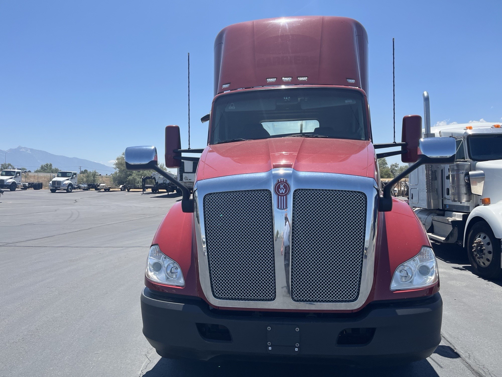 2020 Kenworth T680 - image 2 of 6