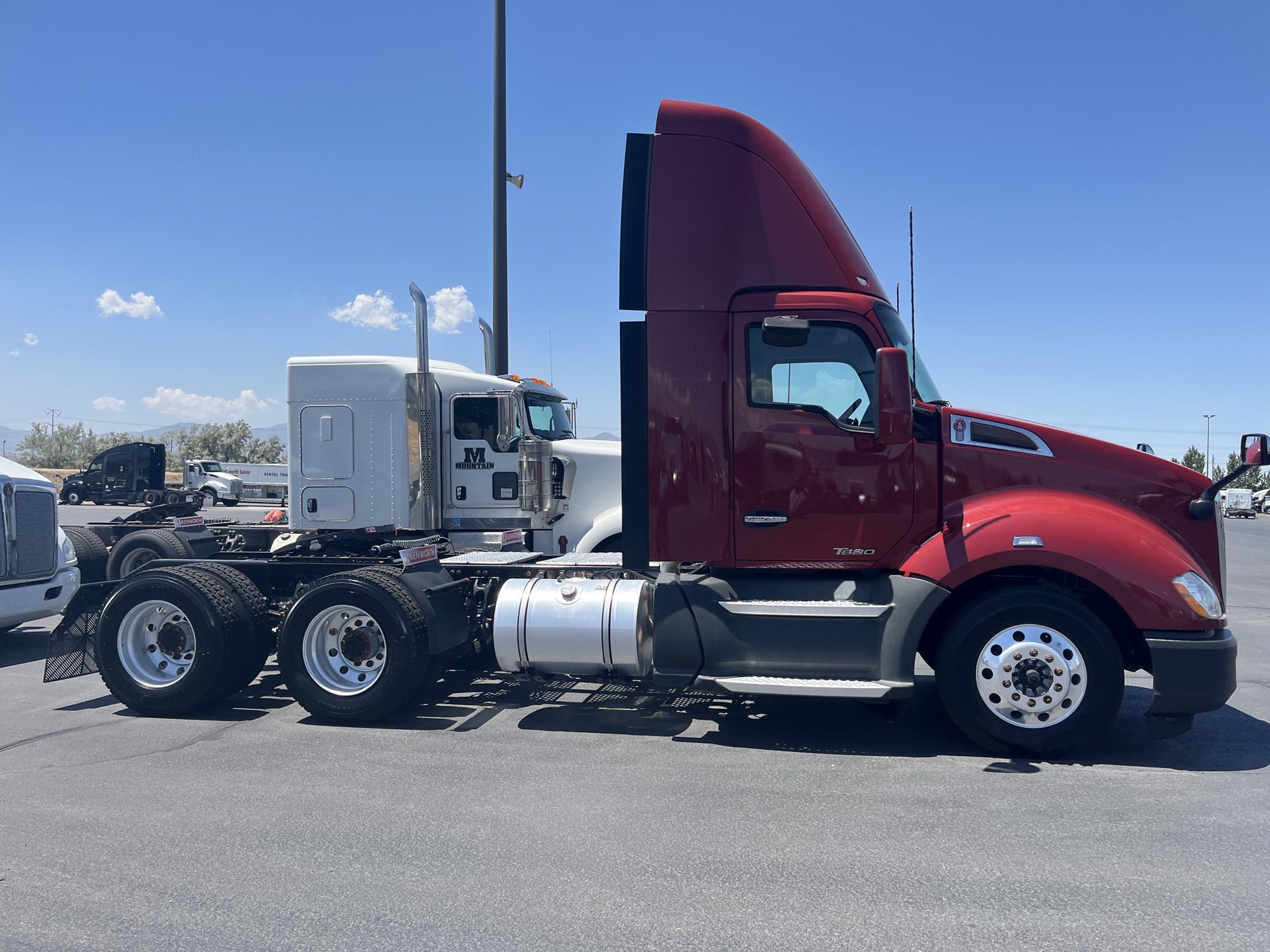 2020 Kenworth T680 - image 3 of 6