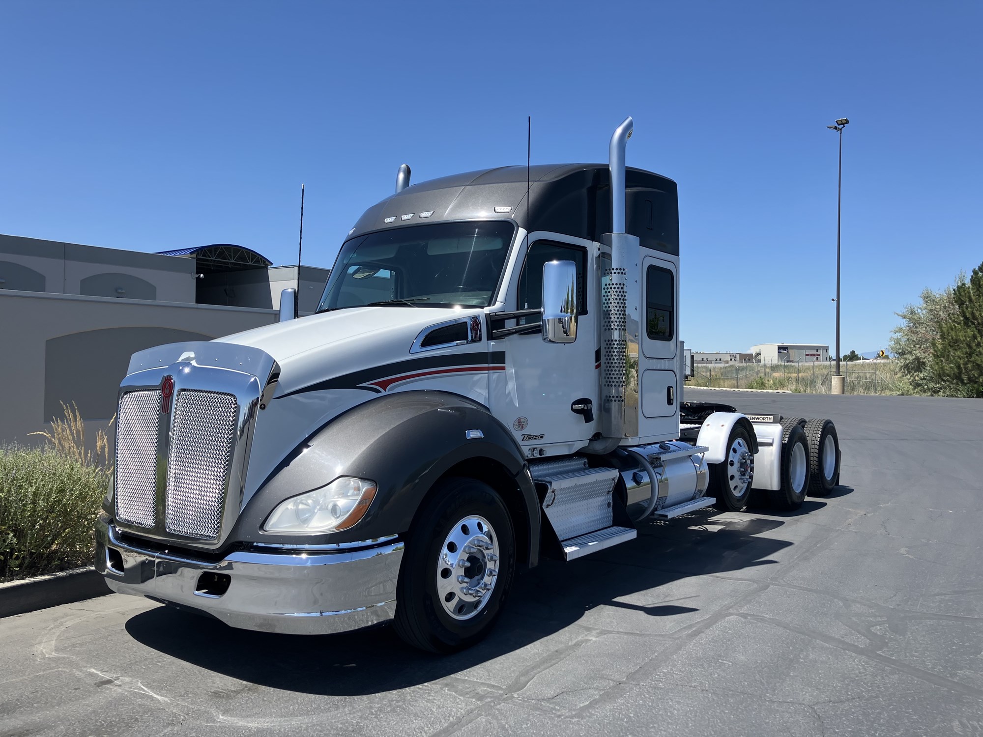 2020 Kenworth T680 - image 2 of 6