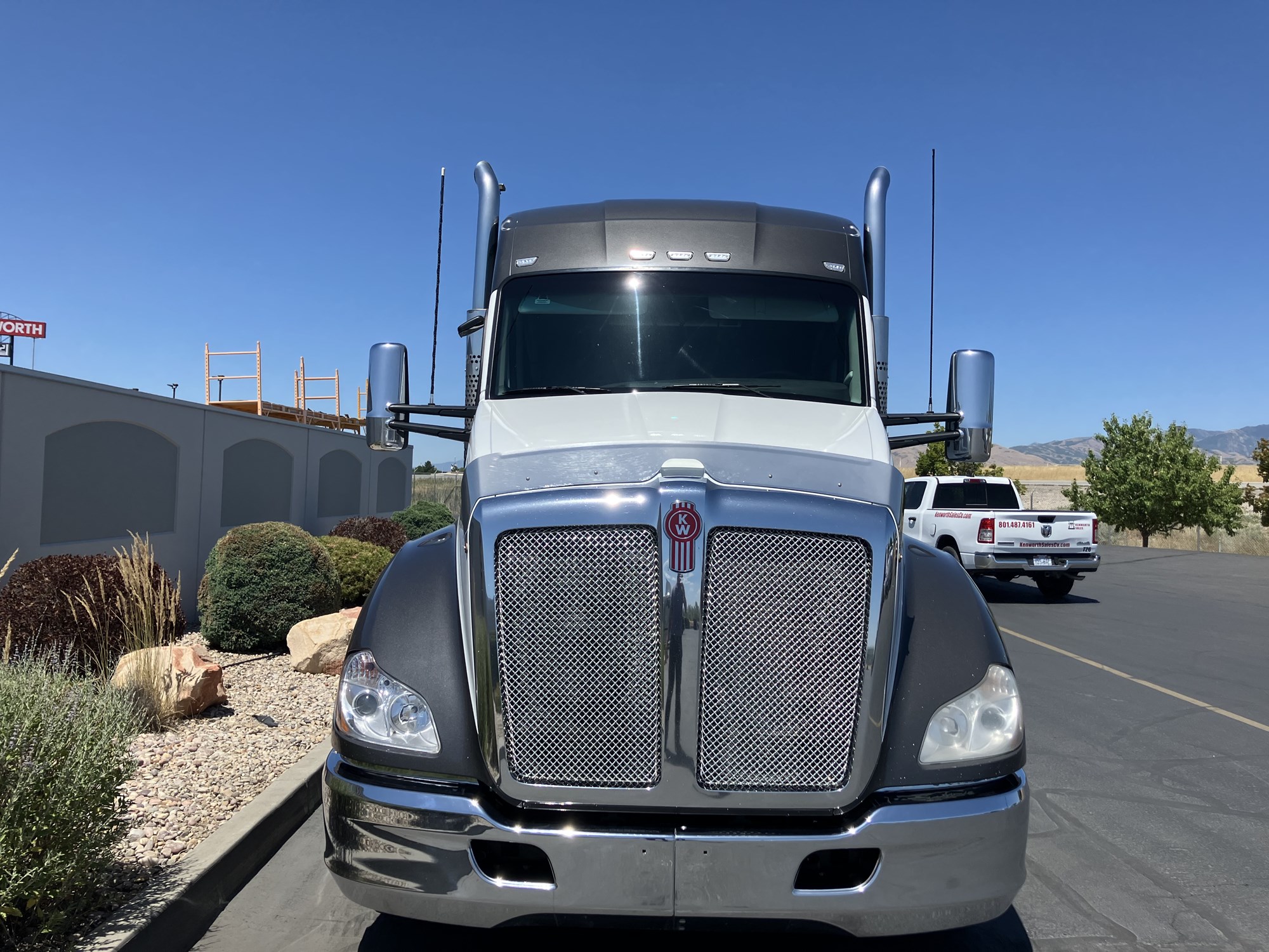 2020 Kenworth T680 - image 3 of 6